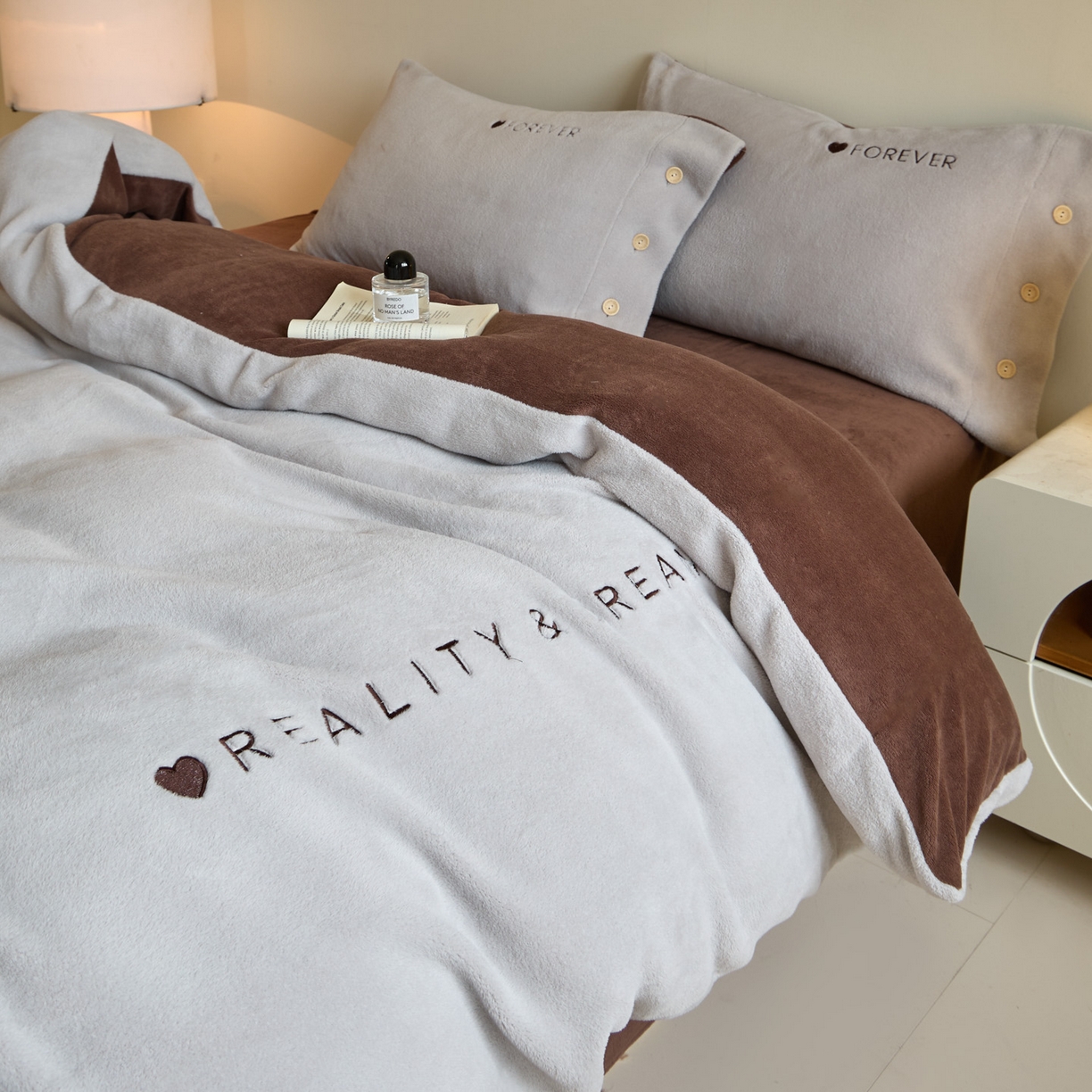 91家纺网 家纺一手货源 找家纺 吾诺家居 2025新款刺绣款羊驼绒云朵系列四件套 银灰-可可棕