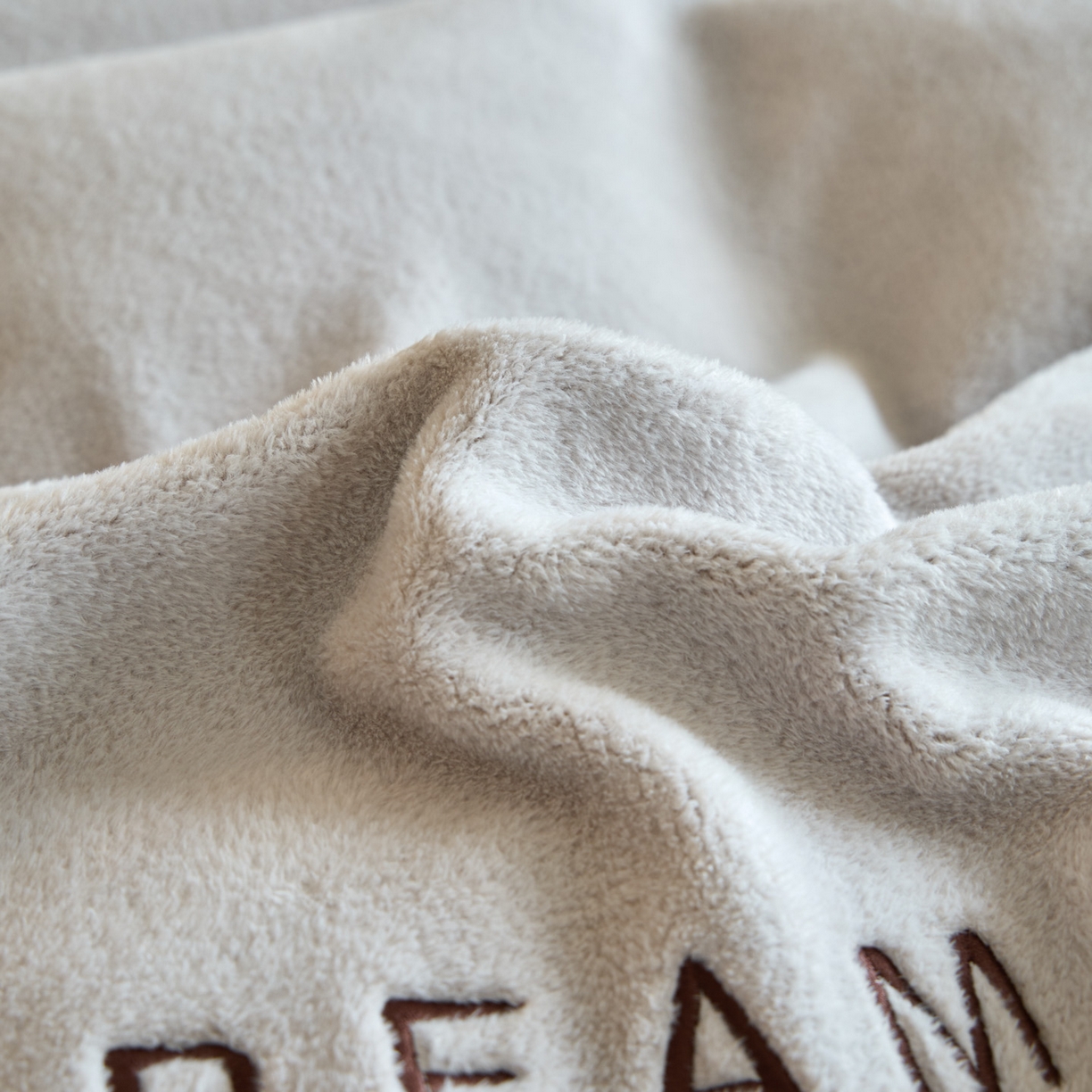 91家纺网 家纺一手货源 找家纺 吾诺家居 2025新款刺绣款羊驼绒云朵系列四件套 银灰-可可棕