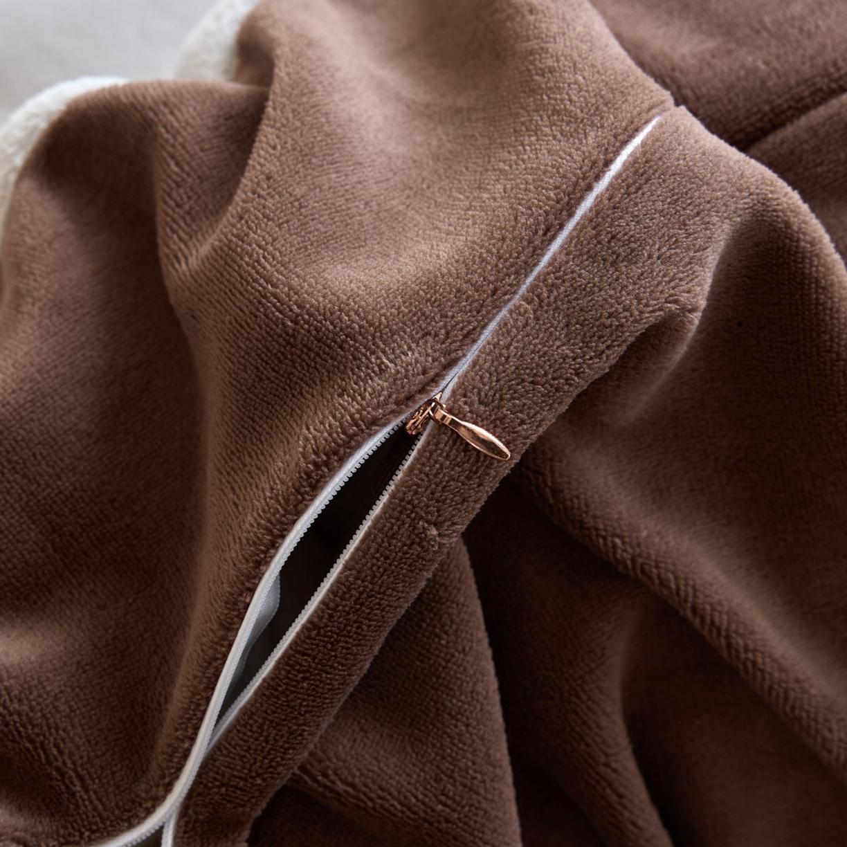 91家纺网 家纺一手货源 找家纺 吾诺家居 2025新款刺绣款羊驼绒云朵系列四件套 银灰-可可棕