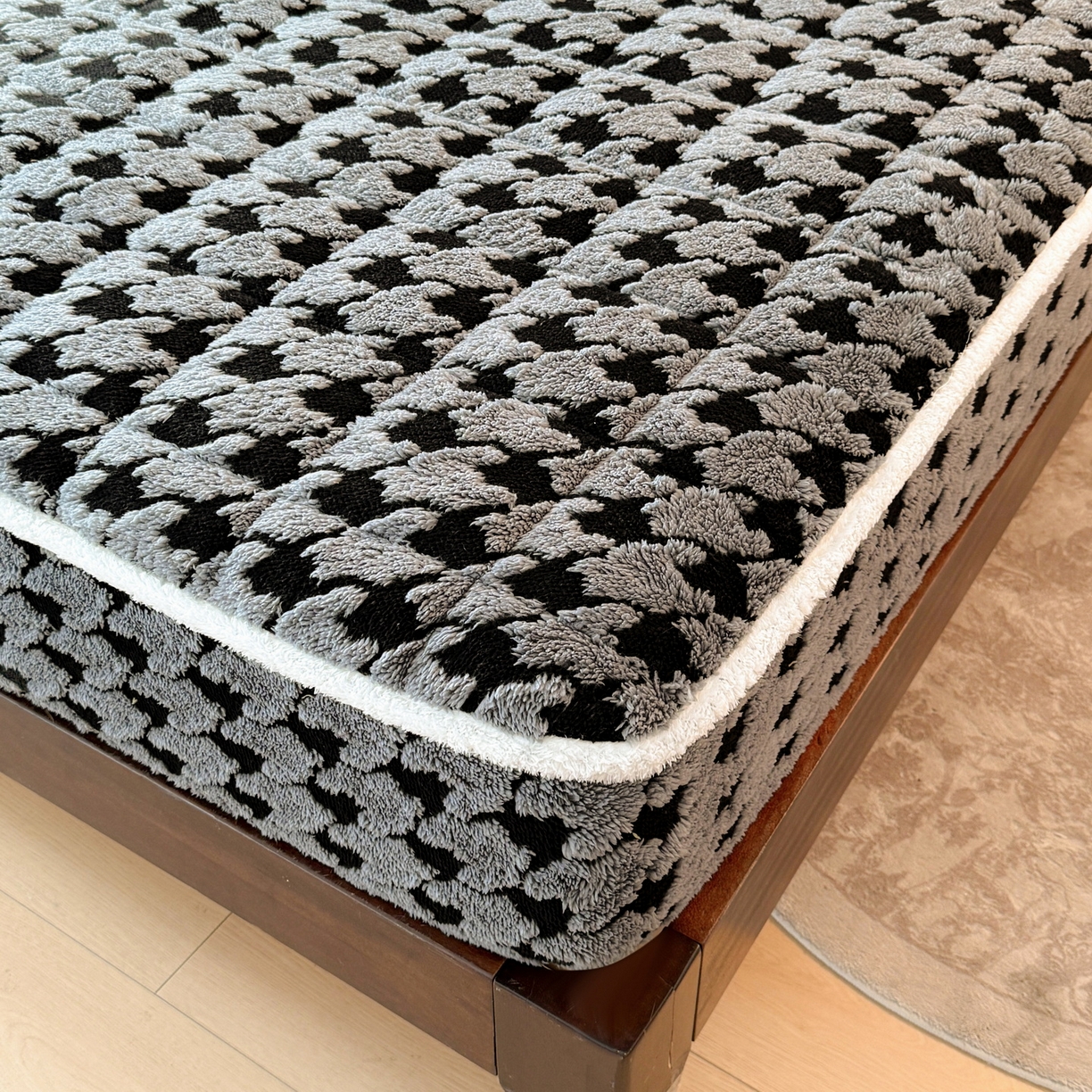 91家纺网 家纺一手货源 找家纺 LIFE.丽芙 2025秋冬新款色纱提花舒棉绒加厚夹棉单床笠款床垫子保护套保暖床罩子三件套 千鸟格-灰色