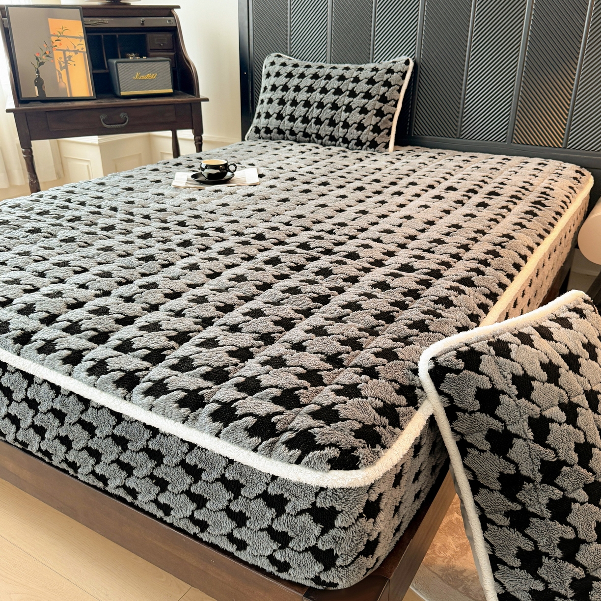 91家纺网 家纺一手货源 找家纺 LIFE.丽芙 2025秋冬新款色纱提花舒棉绒加厚夹棉单床笠款床垫子保护套保暖床罩子三件套 千鸟格-灰色