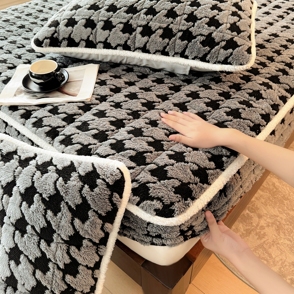 91家纺网 家纺一手货源 找家纺 LIFE.丽芙 2025秋冬新款色纱提花舒棉绒加厚夹棉单床笠款床垫子保护套保暖床罩子三件套 千鸟格-灰色