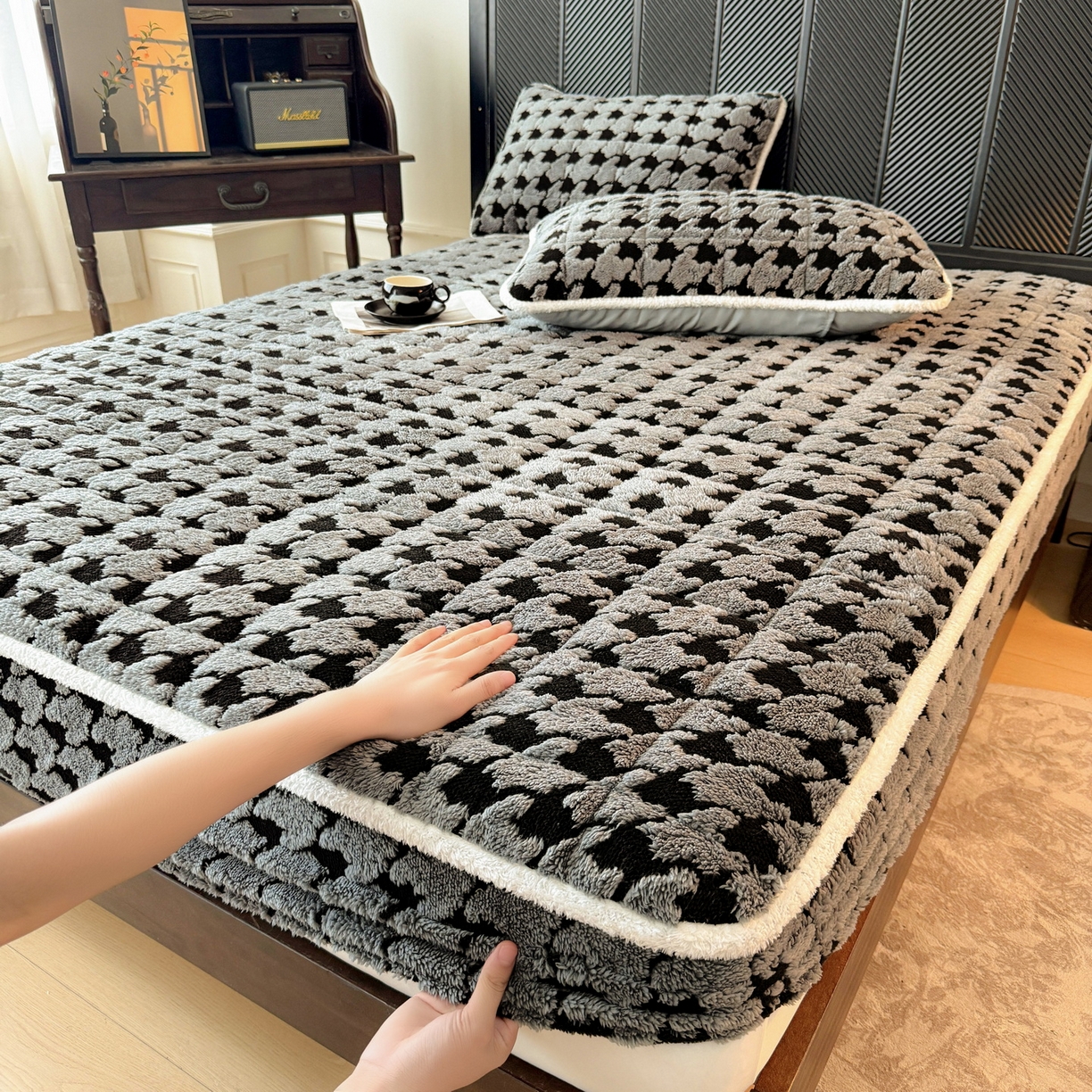 91家纺网 家纺一手货源 找家纺 LIFE.丽芙 2025秋冬新款色纱提花舒棉绒加厚夹棉单床笠款床垫子保护套保暖床罩子三件套 千鸟格-灰色