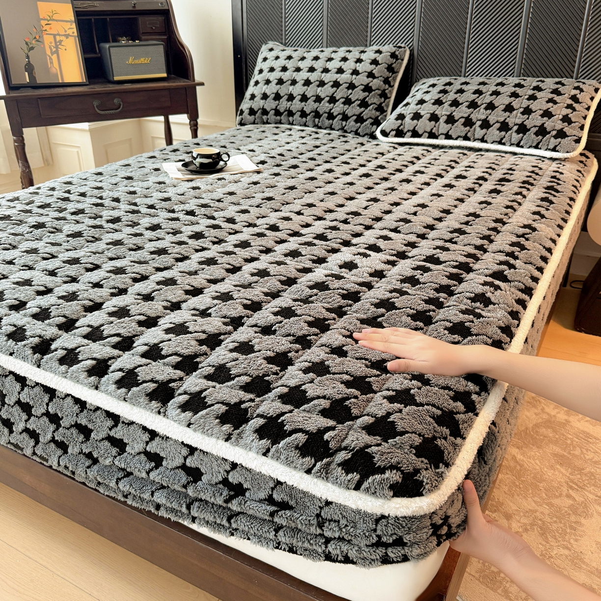 91家纺网 家纺一手货源 找家纺 LIFE.丽芙 2025秋冬新款色纱提花舒棉绒加厚夹棉单床笠款床垫子保护套保暖床罩子三件套 千鸟格-灰色