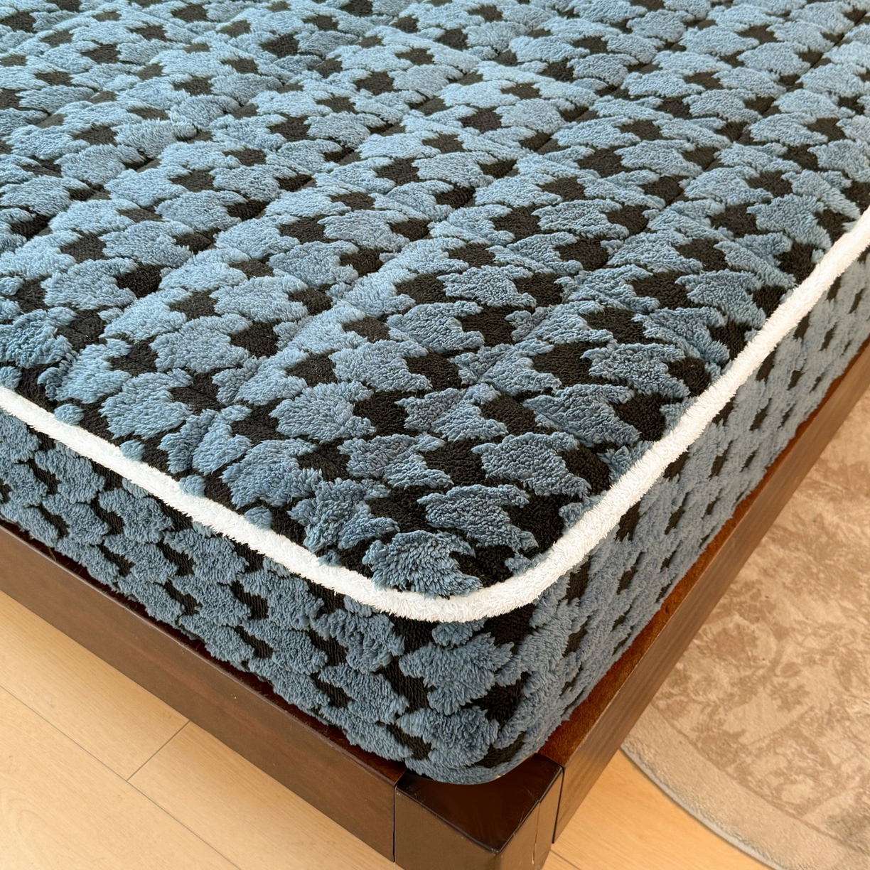 91家纺网 家纺一手货源 找家纺 LIFE.丽芙 2025秋冬新款色纱提花舒棉绒加厚夹棉单床笠款床垫子保护套保暖床罩子三件套 千鸟格-蓝灰