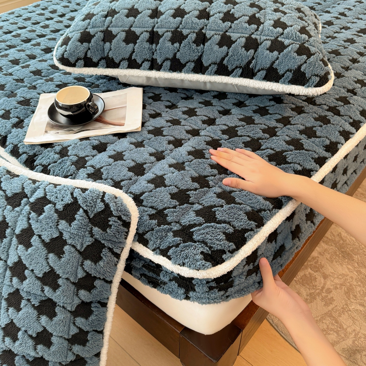 91家纺网 家纺一手货源 找家纺 LIFE.丽芙 2025秋冬新款色纱提花舒棉绒加厚夹棉单床笠款床垫子保护套保暖床罩子三件套 千鸟格-蓝灰