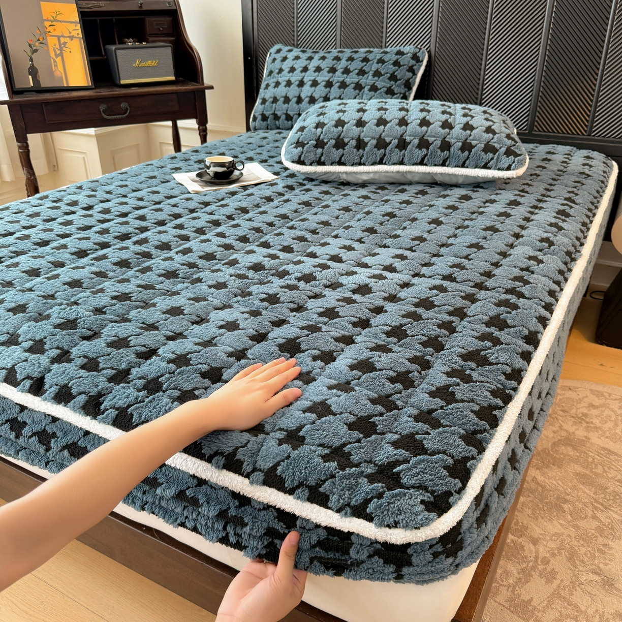 91家纺网 家纺一手货源 找家纺 LIFE.丽芙 2025秋冬新款色纱提花舒棉绒加厚夹棉单床笠款床垫子保护套保暖床罩子三件套 千鸟格-蓝灰