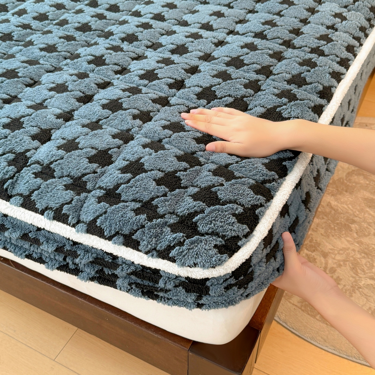 91家纺网 家纺一手货源 找家纺 LIFE.丽芙 2025秋冬新款色纱提花舒棉绒加厚夹棉单床笠款床垫子保护套保暖床罩子三件套 千鸟格-蓝灰