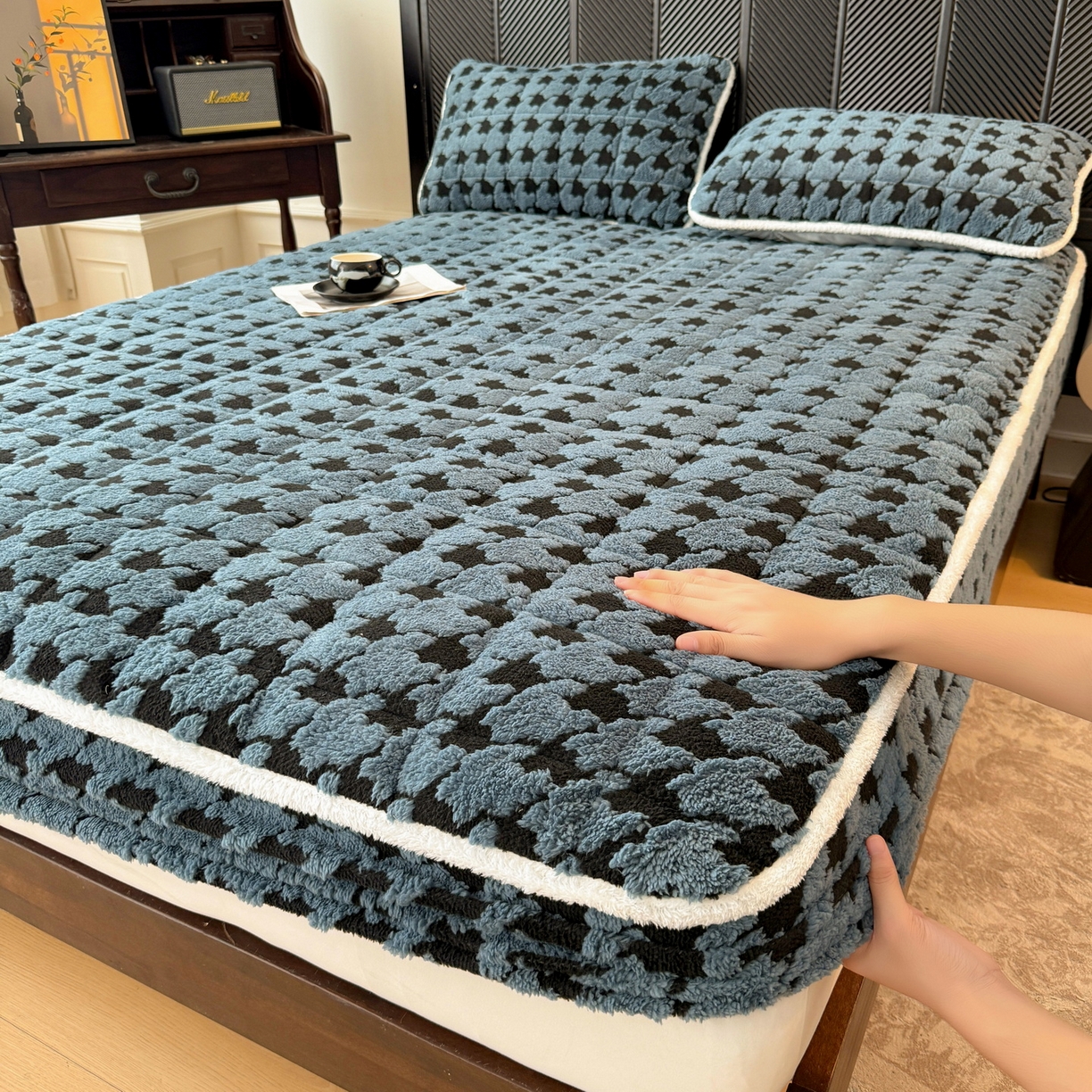 91家纺网 家纺一手货源 找家纺 LIFE.丽芙 2025秋冬新款色纱提花舒棉绒加厚夹棉单床笠款床垫子保护套保暖床罩子三件套 千鸟格-蓝灰