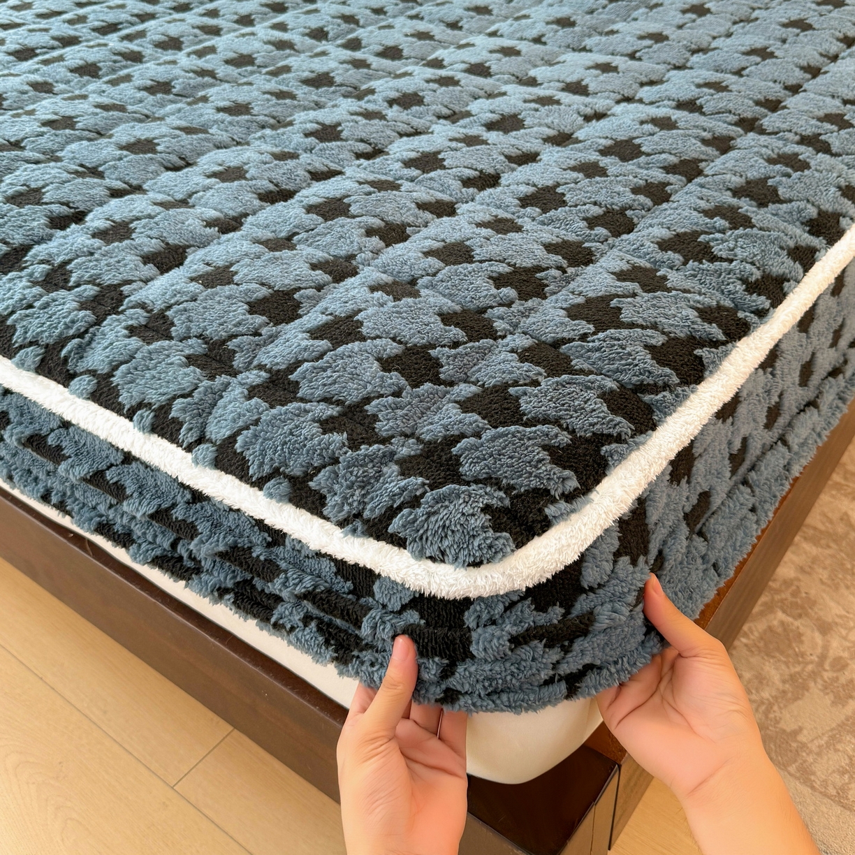 91家纺网 家纺一手货源 找家纺 LIFE.丽芙 2025秋冬新款色纱提花舒棉绒加厚夹棉单床笠款床垫子保护套保暖床罩子三件套 千鸟格-蓝灰