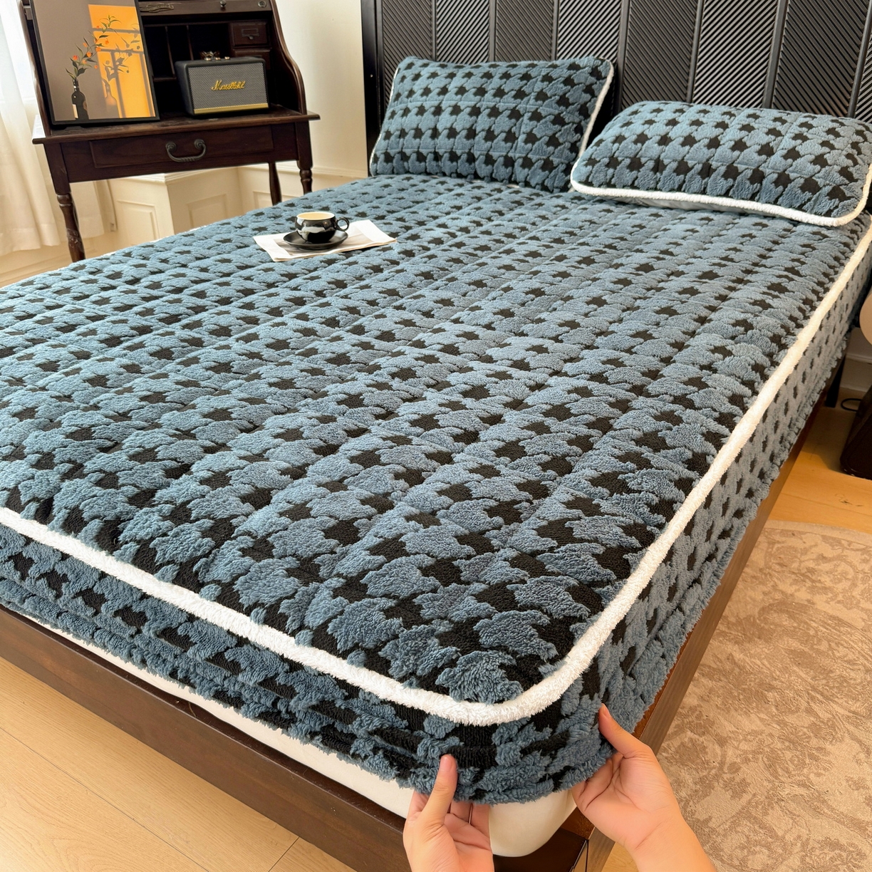 91家纺网 家纺一手货源 找家纺 LIFE.丽芙 2025秋冬新款色纱提花舒棉绒加厚夹棉单床笠款床垫子保护套保暖床罩子三件套 千鸟格-蓝灰