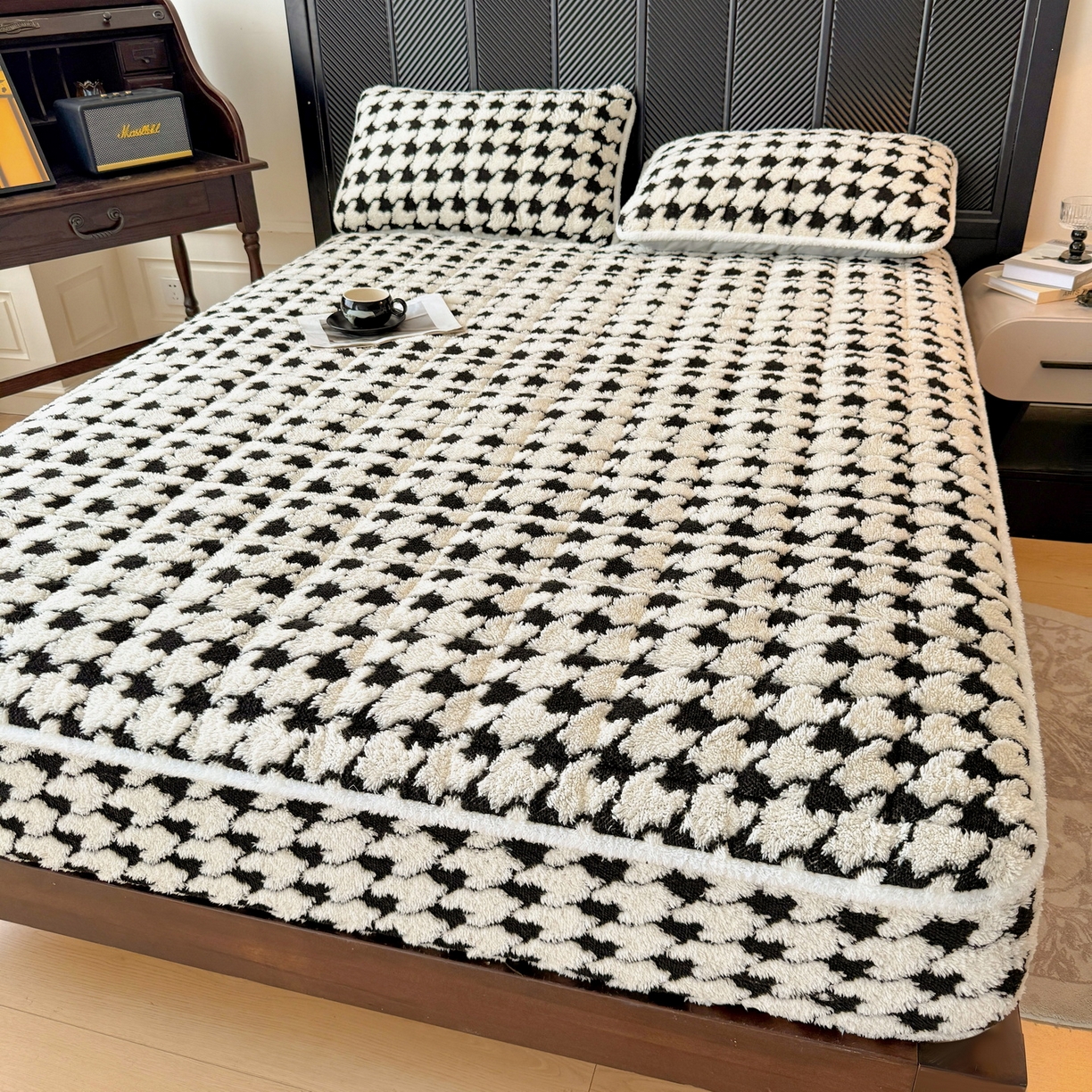 91家纺网 家纺一手货源 找家纺 LIFE.丽芙 2025秋冬新款色纱提花舒棉绒加厚夹棉单床笠款床垫子保护套保暖床罩子三件套 千鸟格-黑白