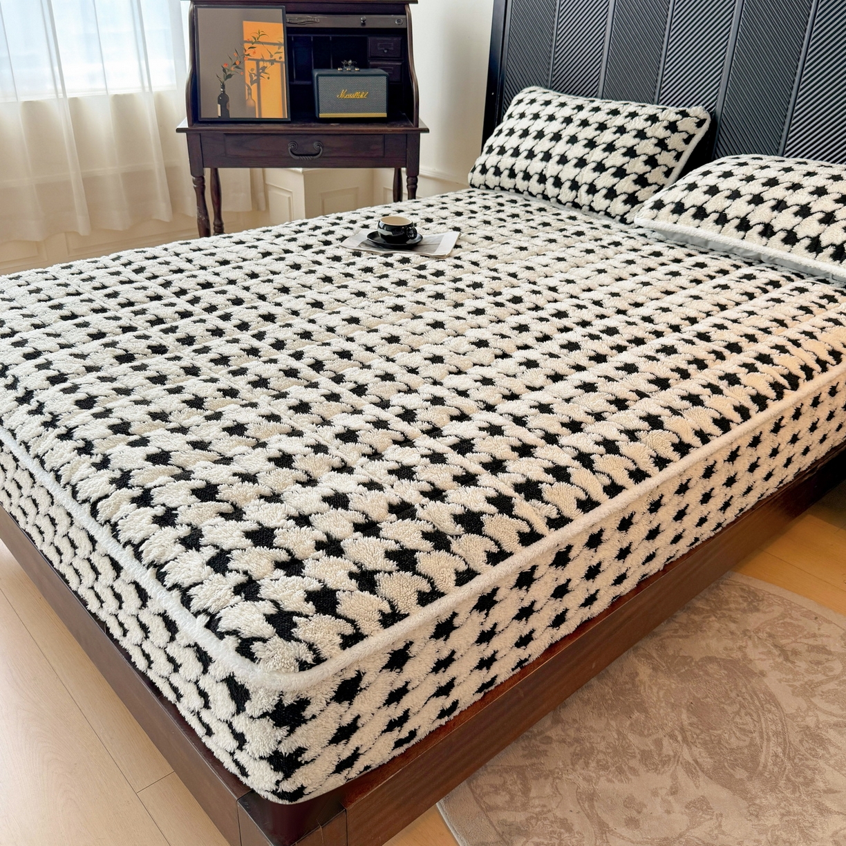 91家纺网 家纺一手货源 找家纺 LIFE.丽芙 2025秋冬新款色纱提花舒棉绒加厚夹棉单床笠款床垫子保护套保暖床罩子三件套 千鸟格-黑白