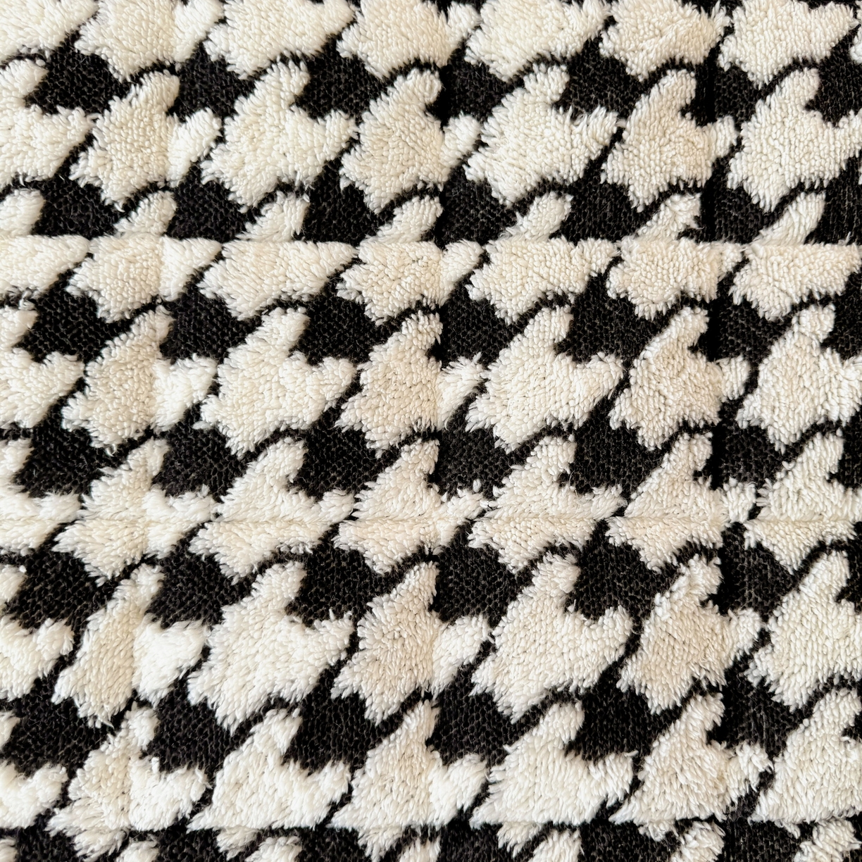 91家纺网 家纺一手货源 找家纺 LIFE.丽芙 2025秋冬新款色纱提花舒棉绒加厚夹棉单床笠款床垫子保护套保暖床罩子三件套 千鸟格-黑白