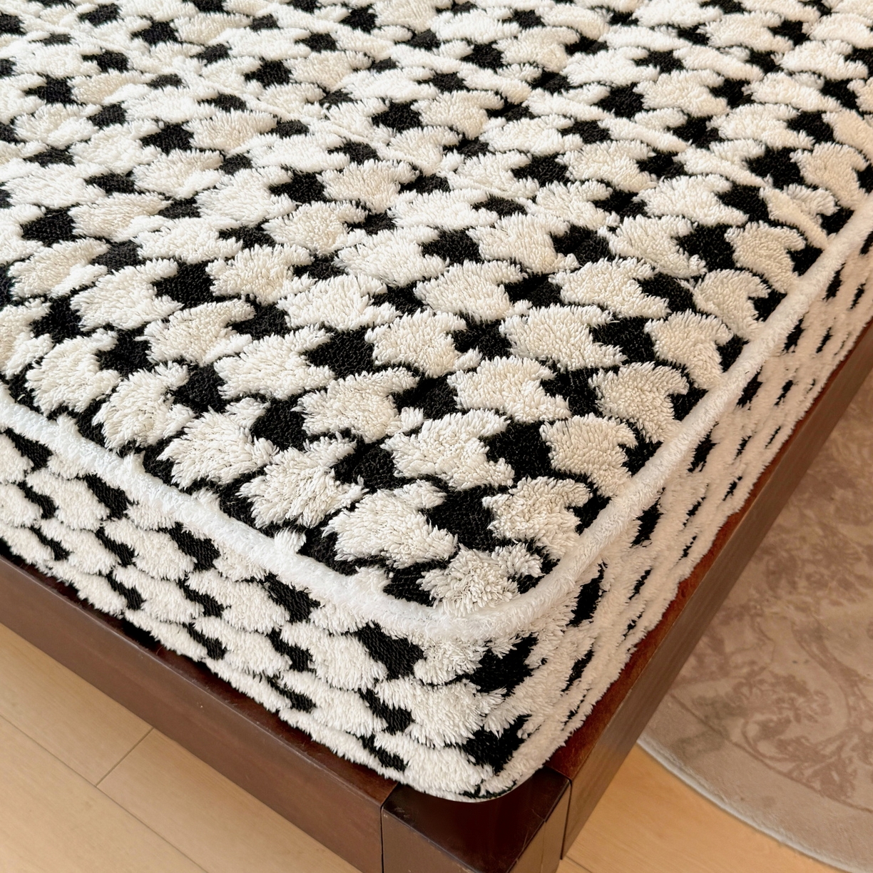 91家纺网 家纺一手货源 找家纺 LIFE.丽芙 2025秋冬新款色纱提花舒棉绒加厚夹棉单床笠款床垫子保护套保暖床罩子三件套 千鸟格-黑白