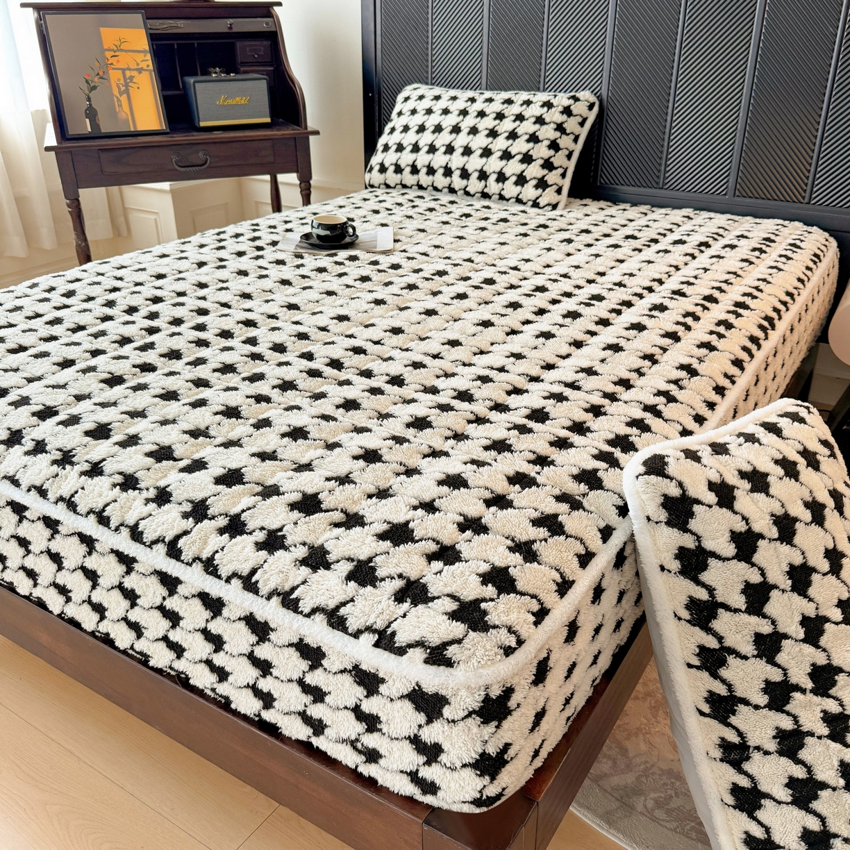 91家纺网 家纺一手货源 找家纺 LIFE.丽芙 2025秋冬新款色纱提花舒棉绒加厚夹棉单床笠款床垫子保护套保暖床罩子三件套 千鸟格-黑白