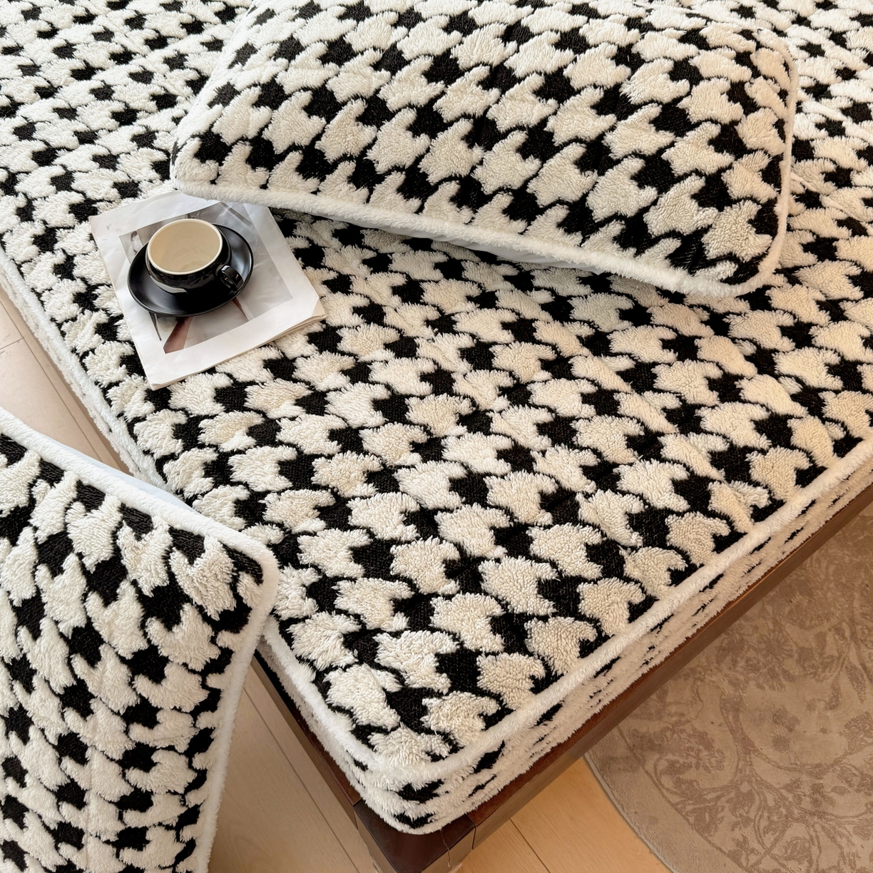 91家纺网 家纺一手货源 找家纺 LIFE.丽芙 2025秋冬新款色纱提花舒棉绒加厚夹棉单床笠款床垫子保护套保暖床罩子三件套 千鸟格-黑白