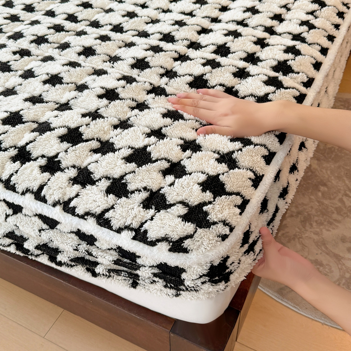 91家纺网 家纺一手货源 找家纺 LIFE.丽芙 2025秋冬新款色纱提花舒棉绒加厚夹棉单床笠款床垫子保护套保暖床罩子三件套 千鸟格-黑白