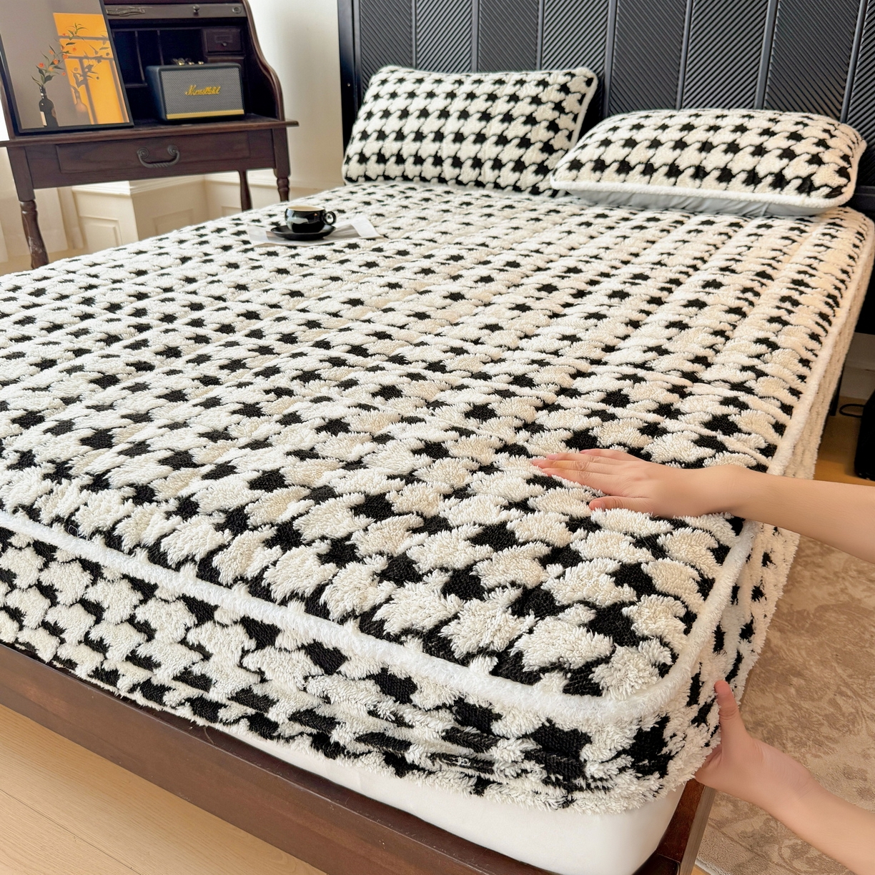 91家纺网 家纺一手货源 找家纺 LIFE.丽芙 2025秋冬新款色纱提花舒棉绒加厚夹棉单床笠款床垫子保护套保暖床罩子三件套 千鸟格-黑白