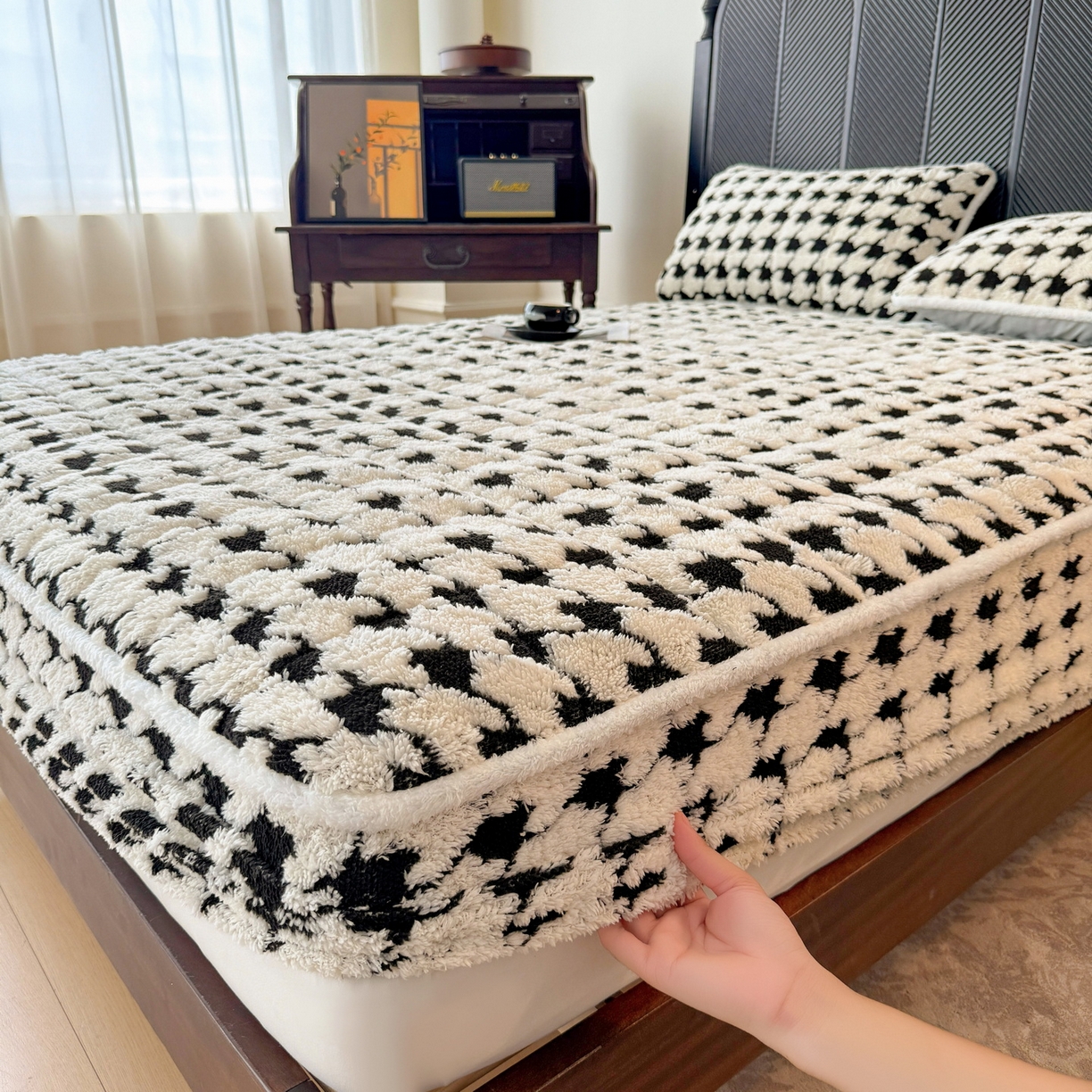 91家纺网 家纺一手货源 找家纺 LIFE.丽芙 2025秋冬新款色纱提花舒棉绒加厚夹棉单床笠款床垫子保护套保暖床罩子三件套 千鸟格-黑白