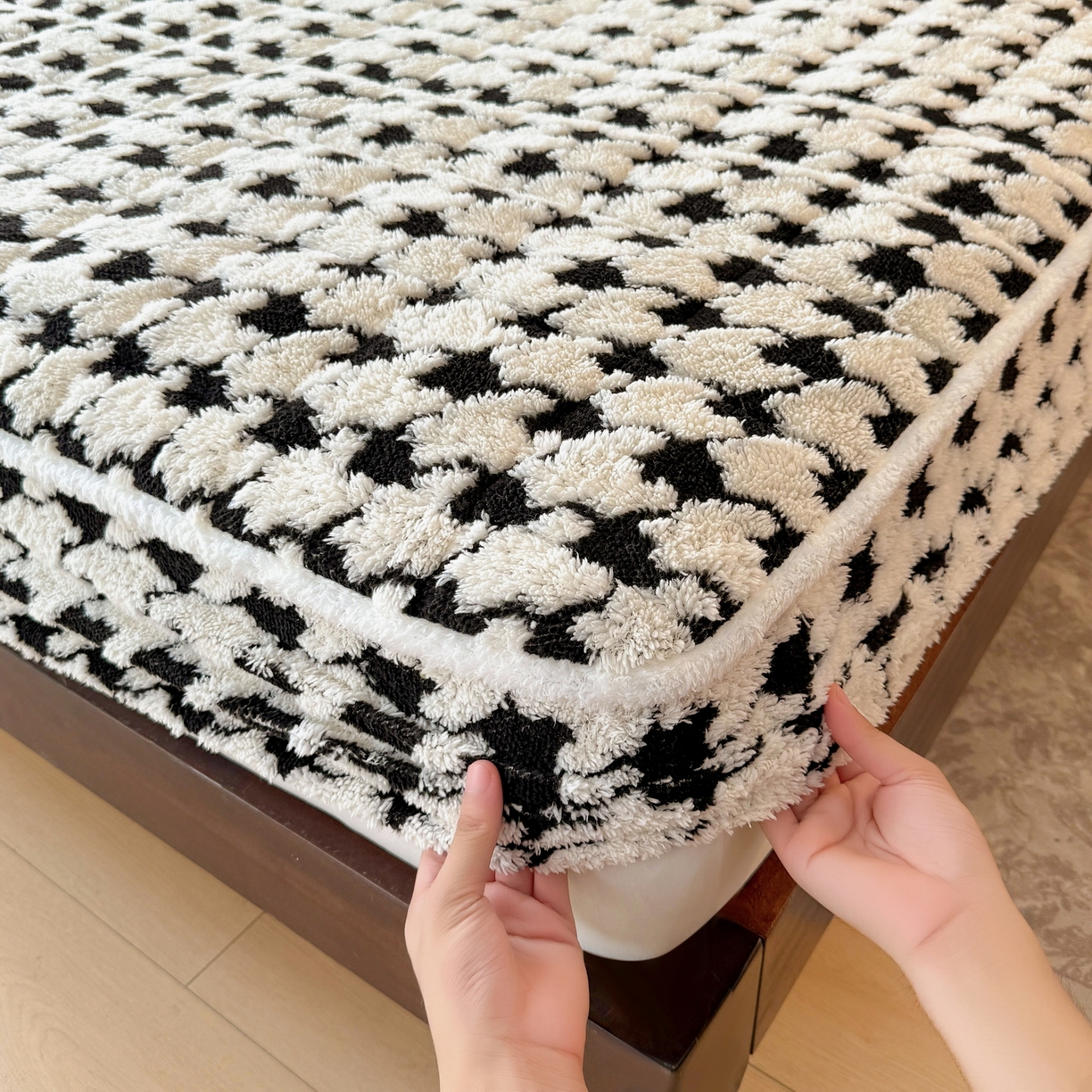 91家纺网 家纺一手货源 找家纺 LIFE.丽芙 2025秋冬新款色纱提花舒棉绒加厚夹棉单床笠款床垫子保护套保暖床罩子三件套 千鸟格-黑白