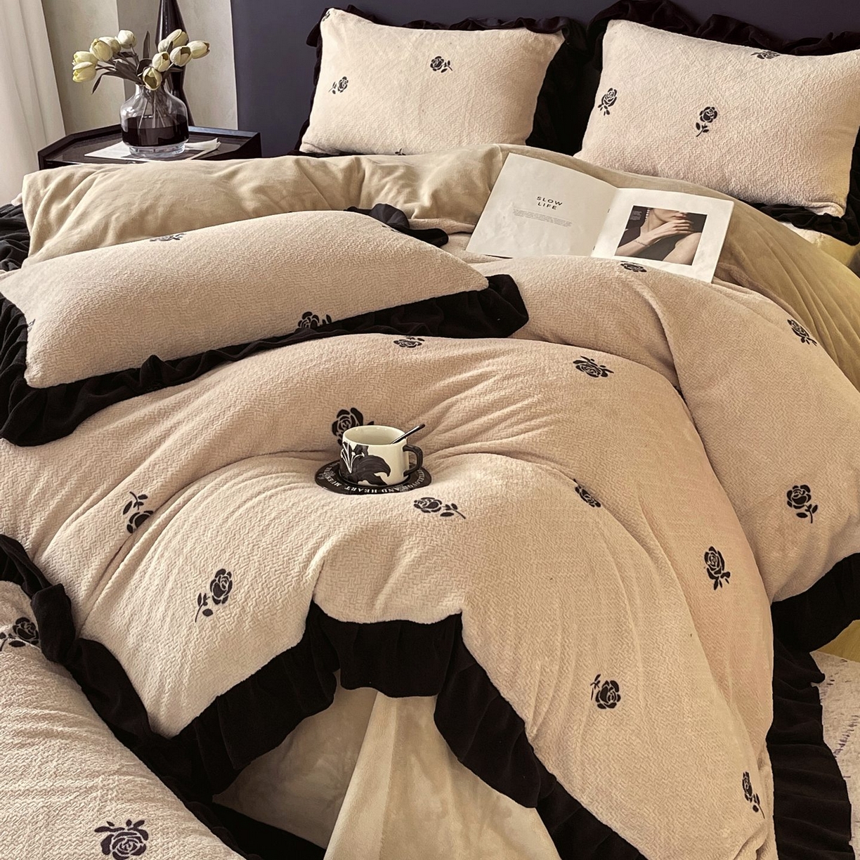 91家纺网 家纺一手货源 找家纺 （总）蜜柚 2025新款秋冬琥珀系复古赫本轻法式高克重牛奶绒全消光立体浮雕数码印花ins风提花保暖四件套