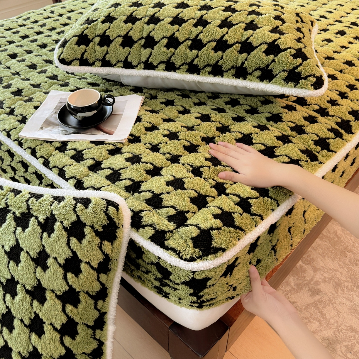 91家纺网 家纺一手货源 找家纺 LIFE.丽芙 2025秋冬新款色纱提花舒棉绒加厚夹棉单床笠款床垫子保护套保暖床罩子三件套 千鸟格-草绿