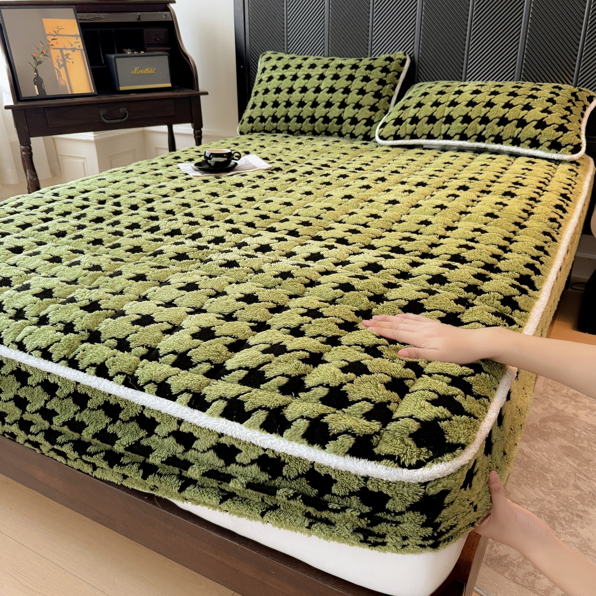 91家纺网 家纺一手货源 找家纺 LIFE.丽芙 2025秋冬新款色纱提花舒棉绒加厚夹棉单床笠款床垫子保护套保暖床罩子三件套 千鸟格-草绿