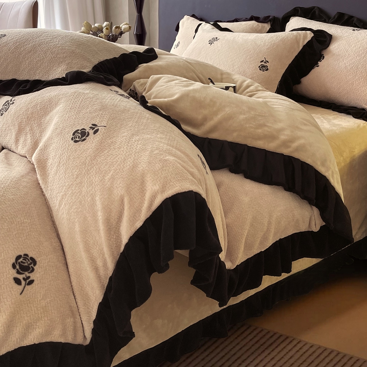 91家纺网 家纺一手货源 找家纺 （总）蜜柚 2025新款秋冬琥珀系复古赫本轻法式高克重牛奶绒全消光立体浮雕数码印花ins风提花保暖四件套