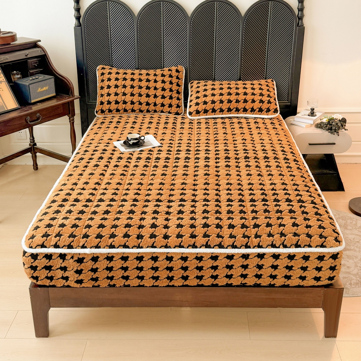 91家纺网 家纺一手货源 找家纺 LIFE.丽芙 2025秋冬新款色纱提花舒棉绒加厚夹棉单床笠款床垫子保护套保暖床罩子三件套 千鸟格-黄棕