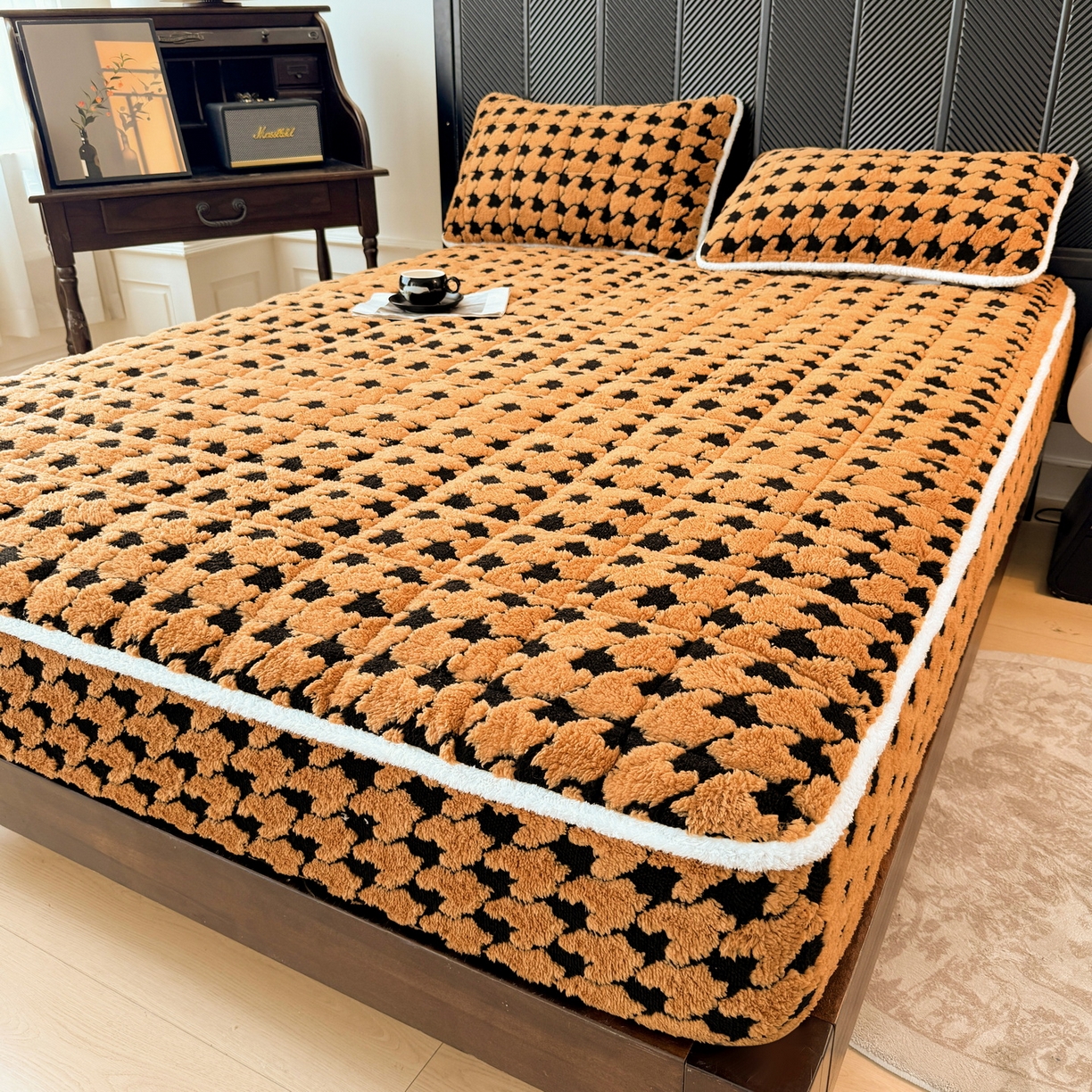 91家纺网 家纺一手货源 找家纺 LIFE.丽芙 2025秋冬新款色纱提花舒棉绒加厚夹棉单床笠款床垫子保护套保暖床罩子三件套 千鸟格-黄棕