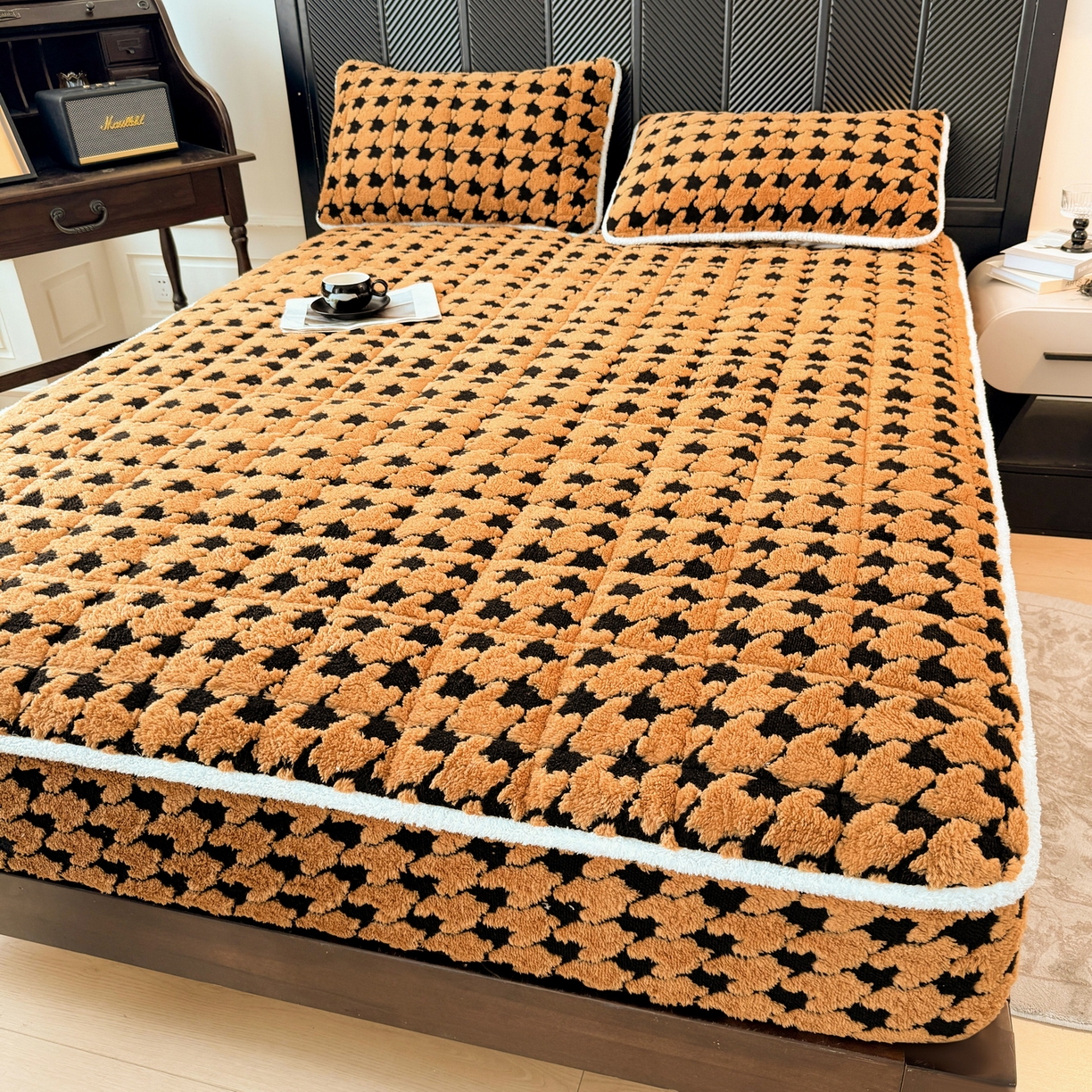 91家纺网 家纺一手货源 找家纺 LIFE.丽芙 2025秋冬新款色纱提花舒棉绒加厚夹棉单床笠款床垫子保护套保暖床罩子三件套 千鸟格-黄棕