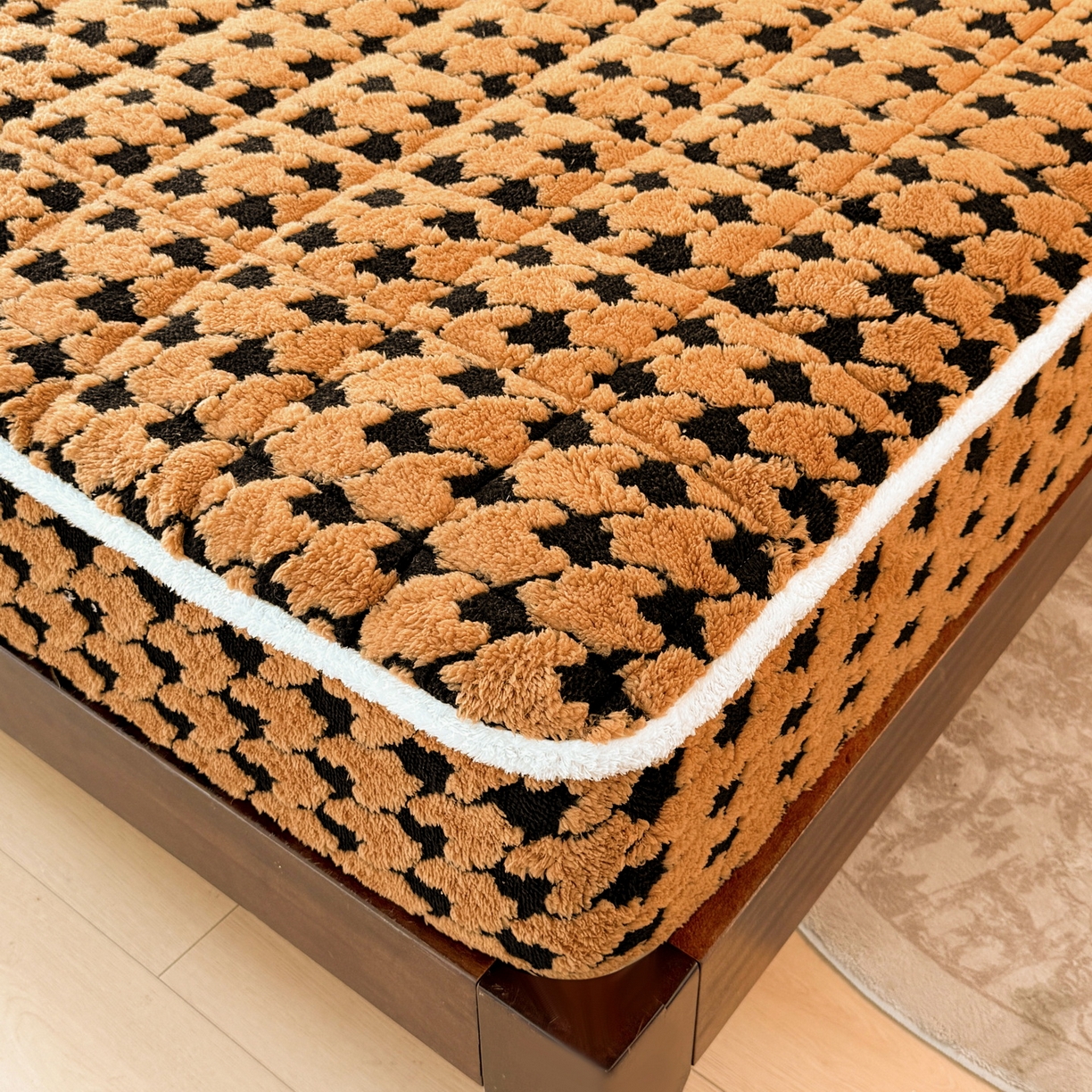 91家纺网 家纺一手货源 找家纺 LIFE.丽芙 2025秋冬新款色纱提花舒棉绒加厚夹棉单床笠款床垫子保护套保暖床罩子三件套 千鸟格-黄棕