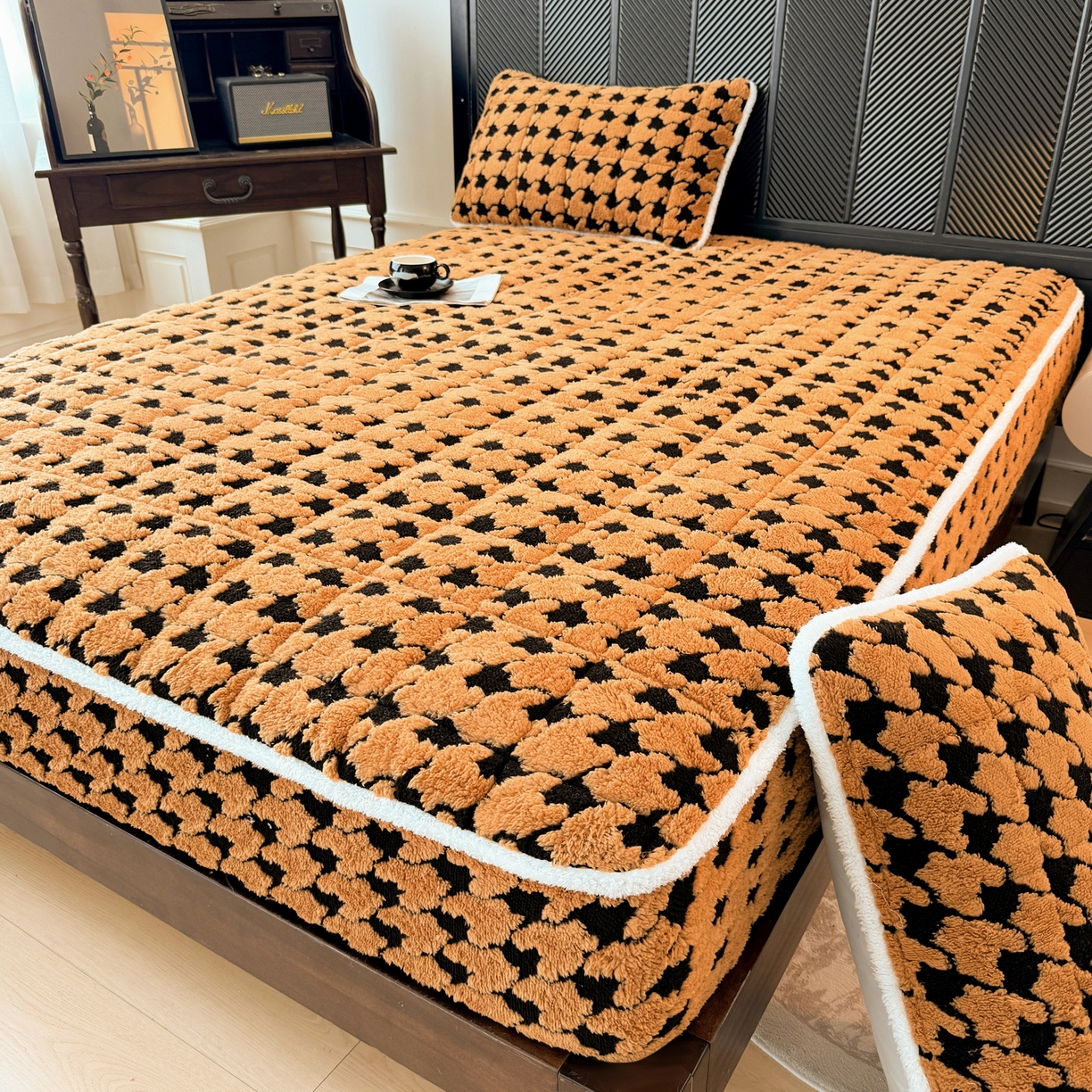 91家纺网 家纺一手货源 找家纺 LIFE.丽芙 2025秋冬新款色纱提花舒棉绒加厚夹棉单床笠款床垫子保护套保暖床罩子三件套 千鸟格-黄棕