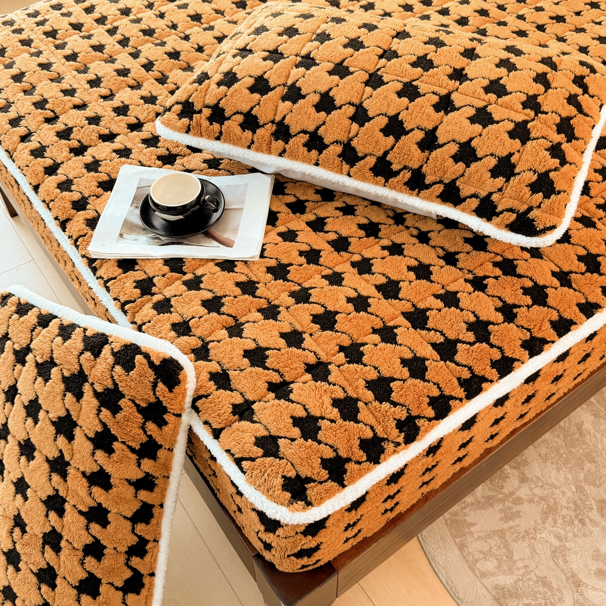 91家纺网 家纺一手货源 找家纺 LIFE.丽芙 2025秋冬新款色纱提花舒棉绒加厚夹棉单床笠款床垫子保护套保暖床罩子三件套 千鸟格-黄棕