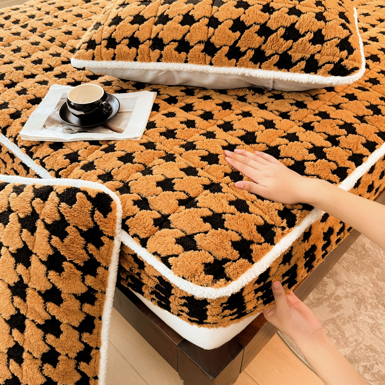 91家纺网 家纺一手货源 找家纺 LIFE.丽芙 2025秋冬新款色纱提花舒棉绒加厚夹棉单床笠款床垫子保护套保暖床罩子三件套 千鸟格-黄棕