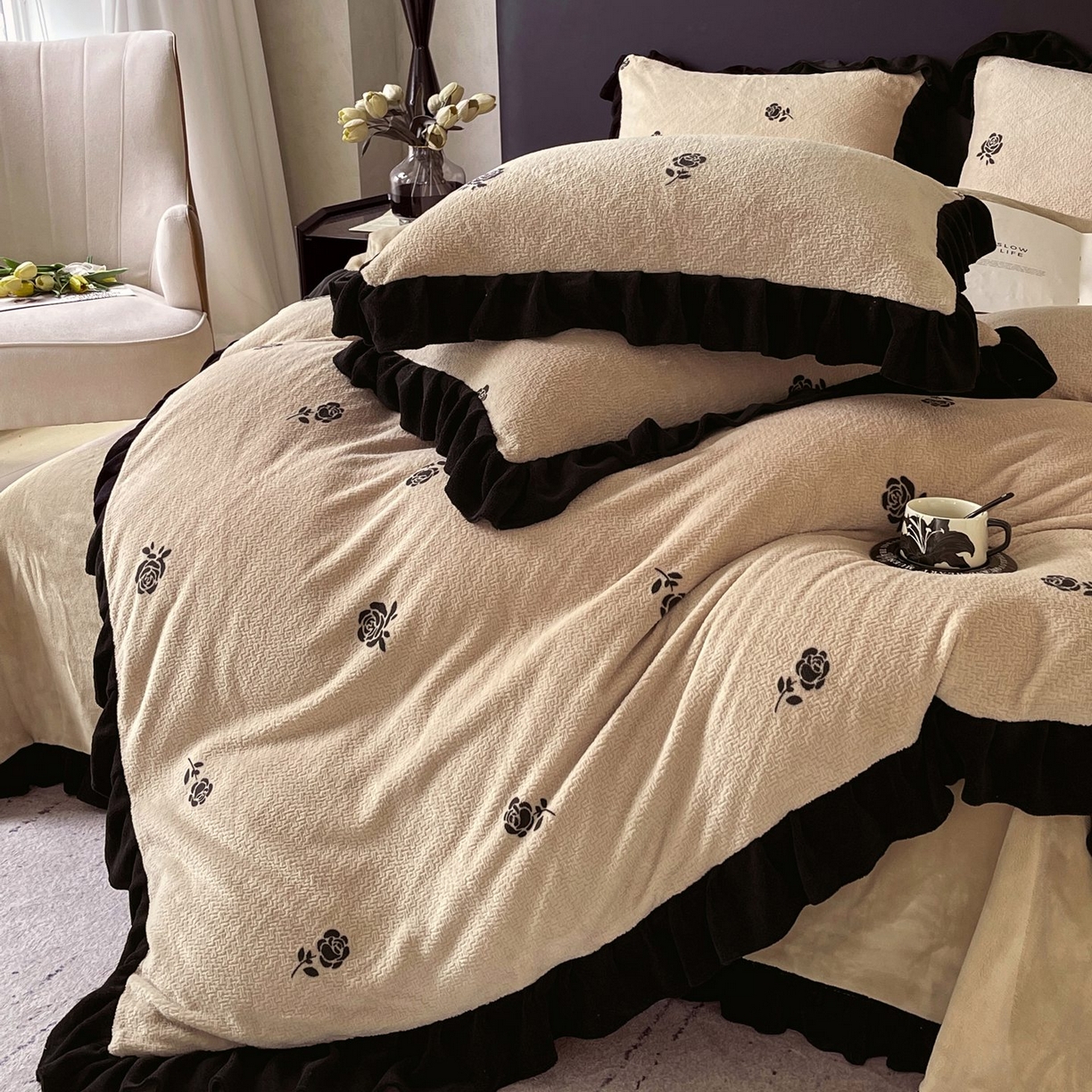 91家纺网 家纺一手货源 找家纺 蜜柚 2025新款秋冬琥珀系复古赫本轻法式高克重牛奶绒全消光立体浮雕数码印花ins风提花保暖四件套 赫本玫瑰