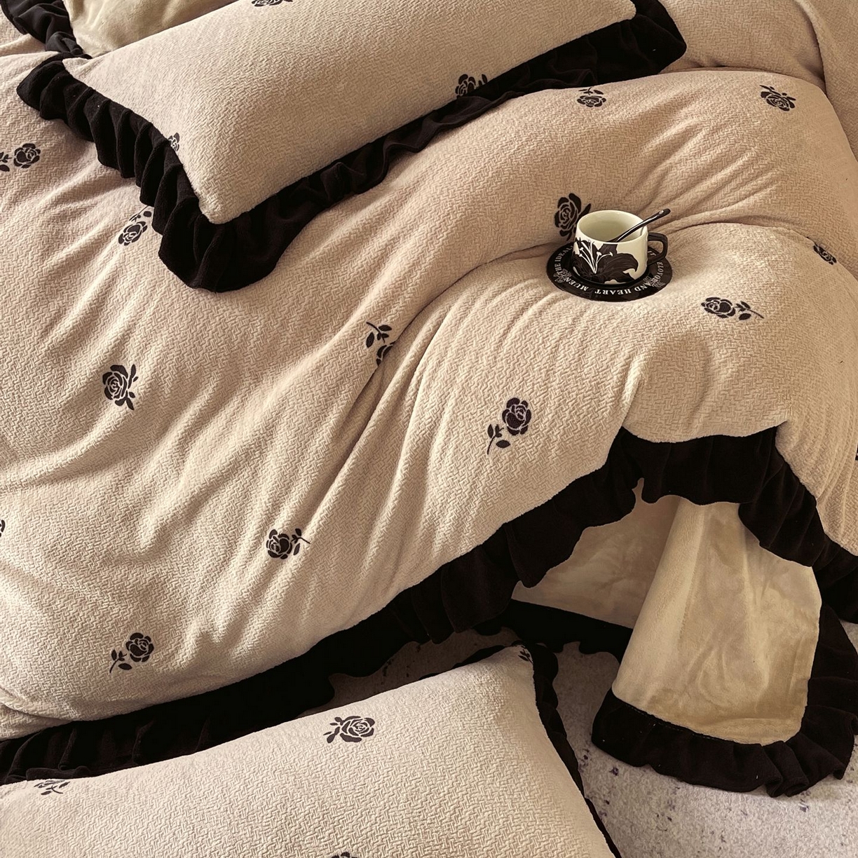 91家纺网 家纺一手货源 找家纺 蜜柚 2025新款秋冬琥珀系复古赫本轻法式高克重牛奶绒全消光立体浮雕数码印花ins风提花保暖四件套 赫本玫瑰