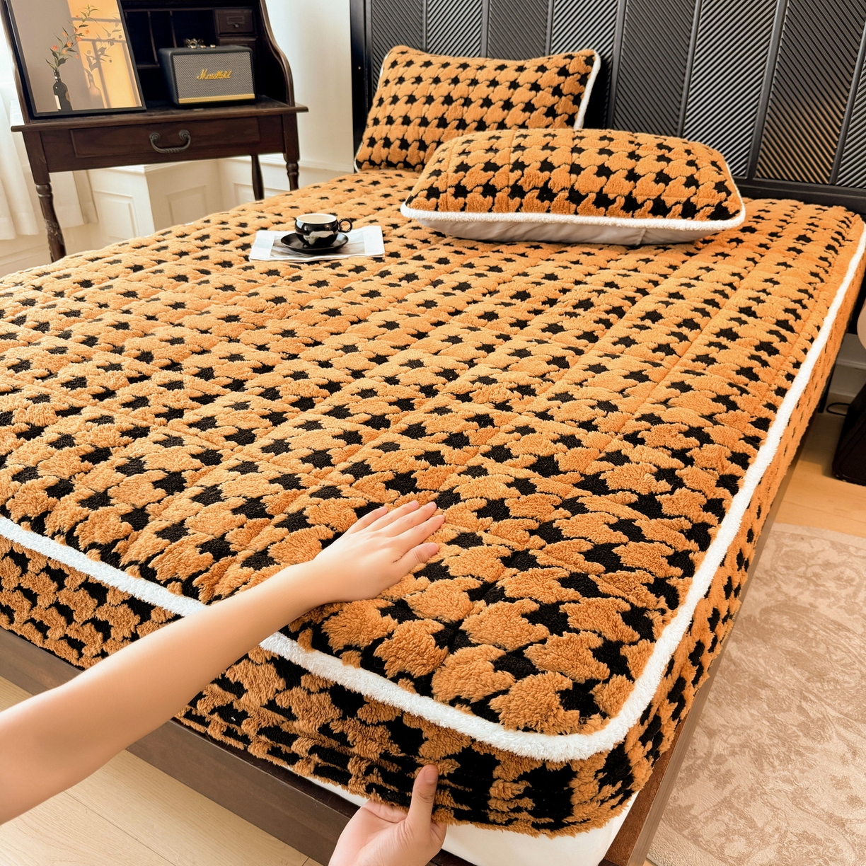 91家纺网 家纺一手货源 找家纺 LIFE.丽芙 2025秋冬新款色纱提花舒棉绒加厚夹棉单床笠款床垫子保护套保暖床罩子三件套 千鸟格-黄棕