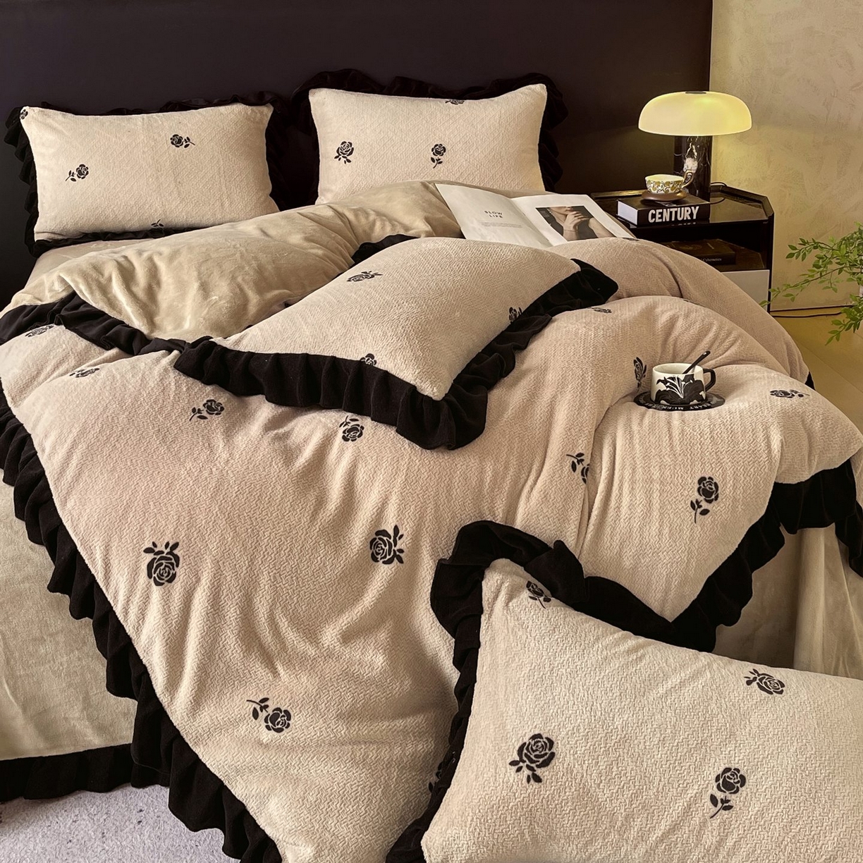 91家纺网 家纺一手货源 找家纺 蜜柚 2025新款秋冬琥珀系复古赫本轻法式高克重牛奶绒全消光立体浮雕数码印花ins风提花保暖四件套 赫本玫瑰