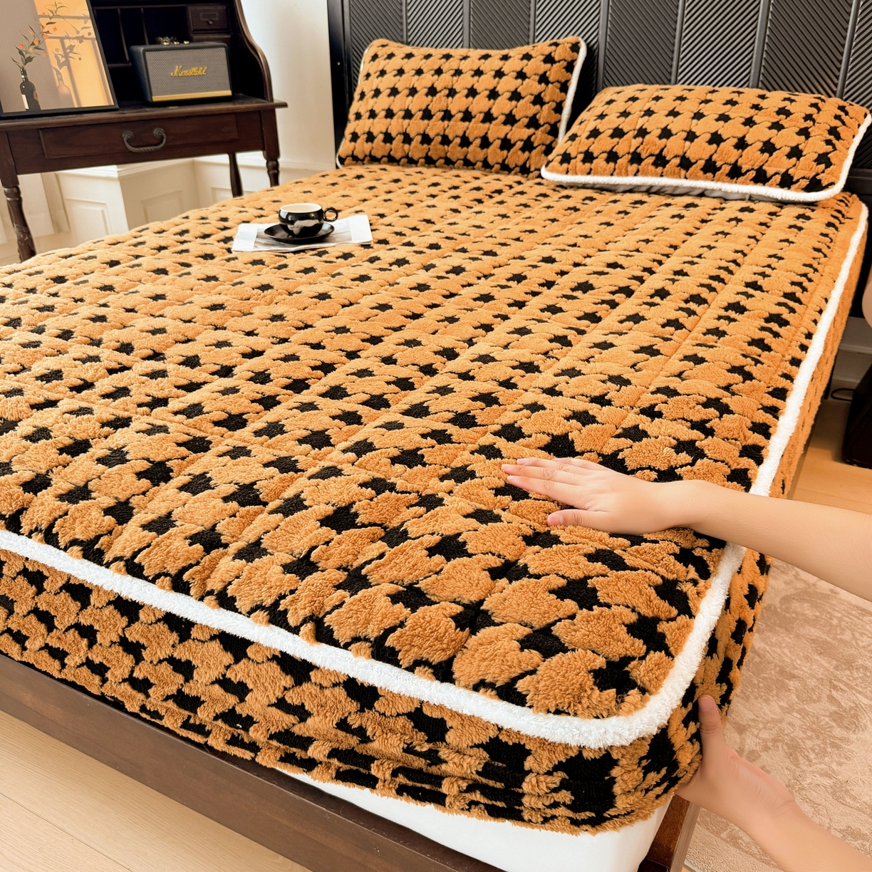 91家纺网 家纺一手货源 找家纺 LIFE.丽芙 2025秋冬新款色纱提花舒棉绒加厚夹棉单床笠款床垫子保护套保暖床罩子三件套 千鸟格-黄棕