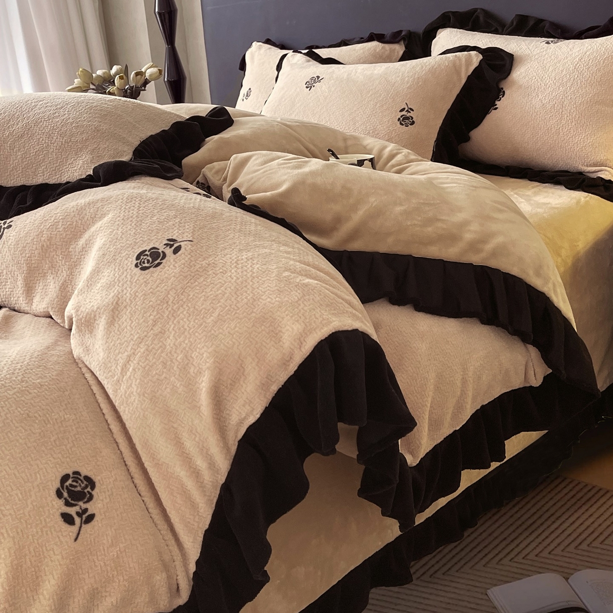 91家纺网 家纺一手货源 找家纺 蜜柚 2025新款秋冬琥珀系复古赫本轻法式高克重牛奶绒全消光立体浮雕数码印花ins风提花保暖四件套 赫本玫瑰