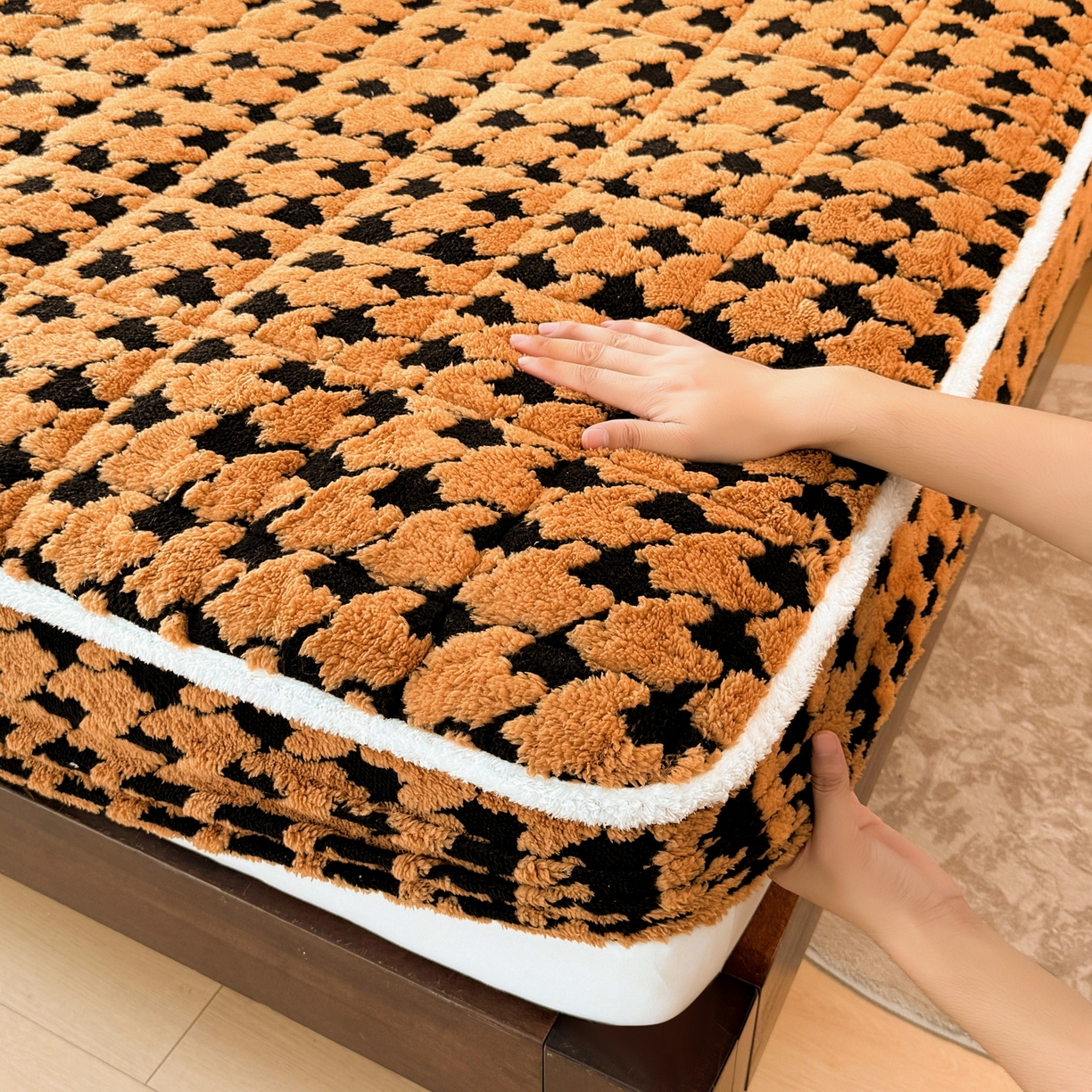 91家纺网 家纺一手货源 找家纺 LIFE.丽芙 2025秋冬新款色纱提花舒棉绒加厚夹棉单床笠款床垫子保护套保暖床罩子三件套 千鸟格-黄棕