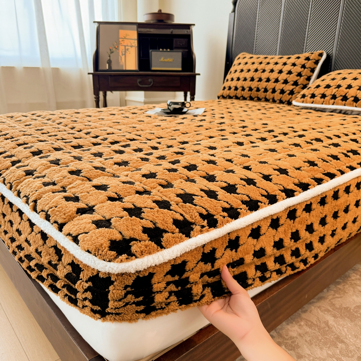 91家纺网 家纺一手货源 找家纺 LIFE.丽芙 2025秋冬新款色纱提花舒棉绒加厚夹棉单床笠款床垫子保护套保暖床罩子三件套 千鸟格-黄棕