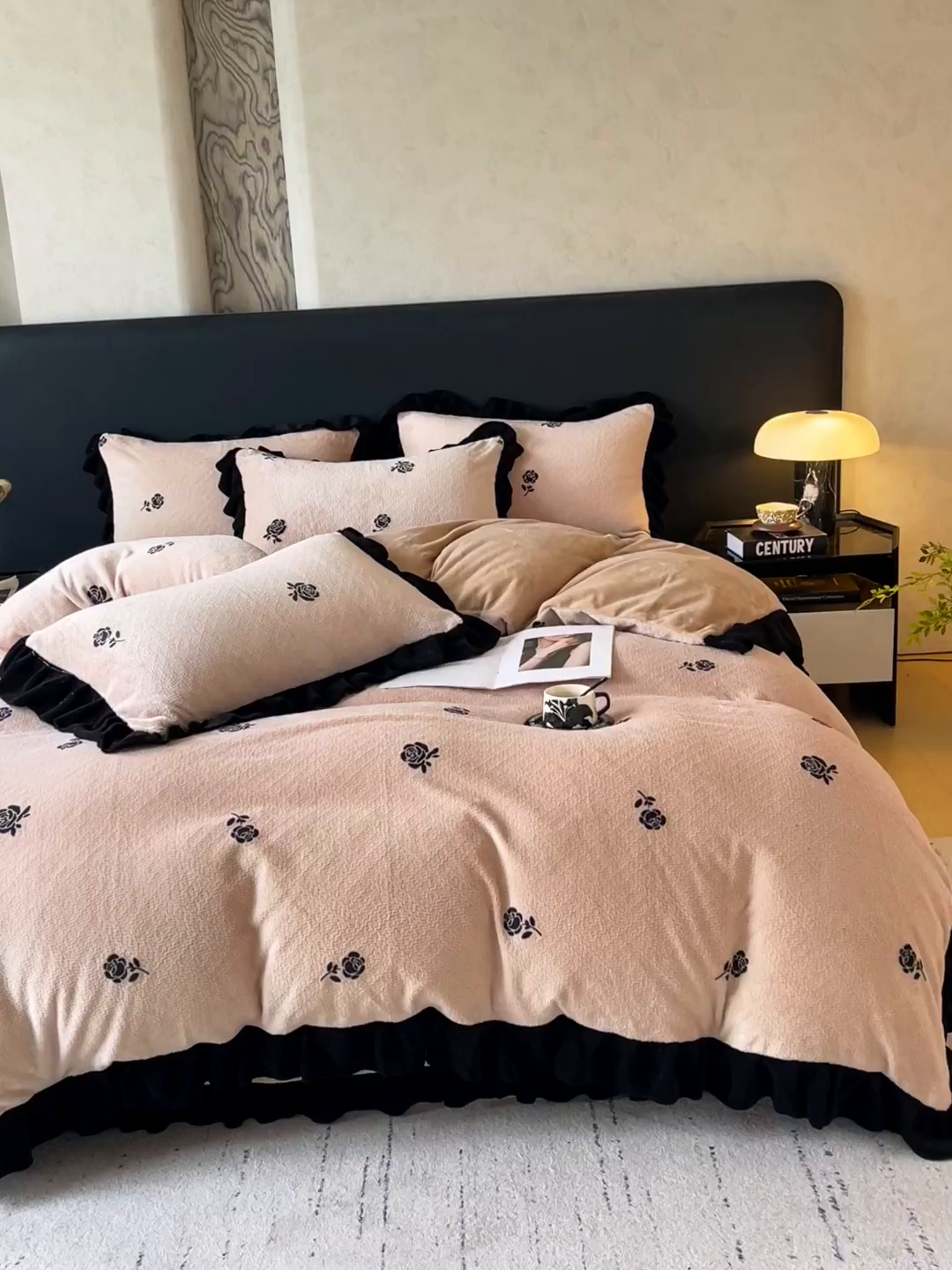 91家纺网 家纺一手货源 找家纺 蜜柚 2025新款秋冬琥珀系复古赫本轻法式高克重牛奶绒全消光立体浮雕数码印花ins风提花保暖四件套 赫本玫瑰