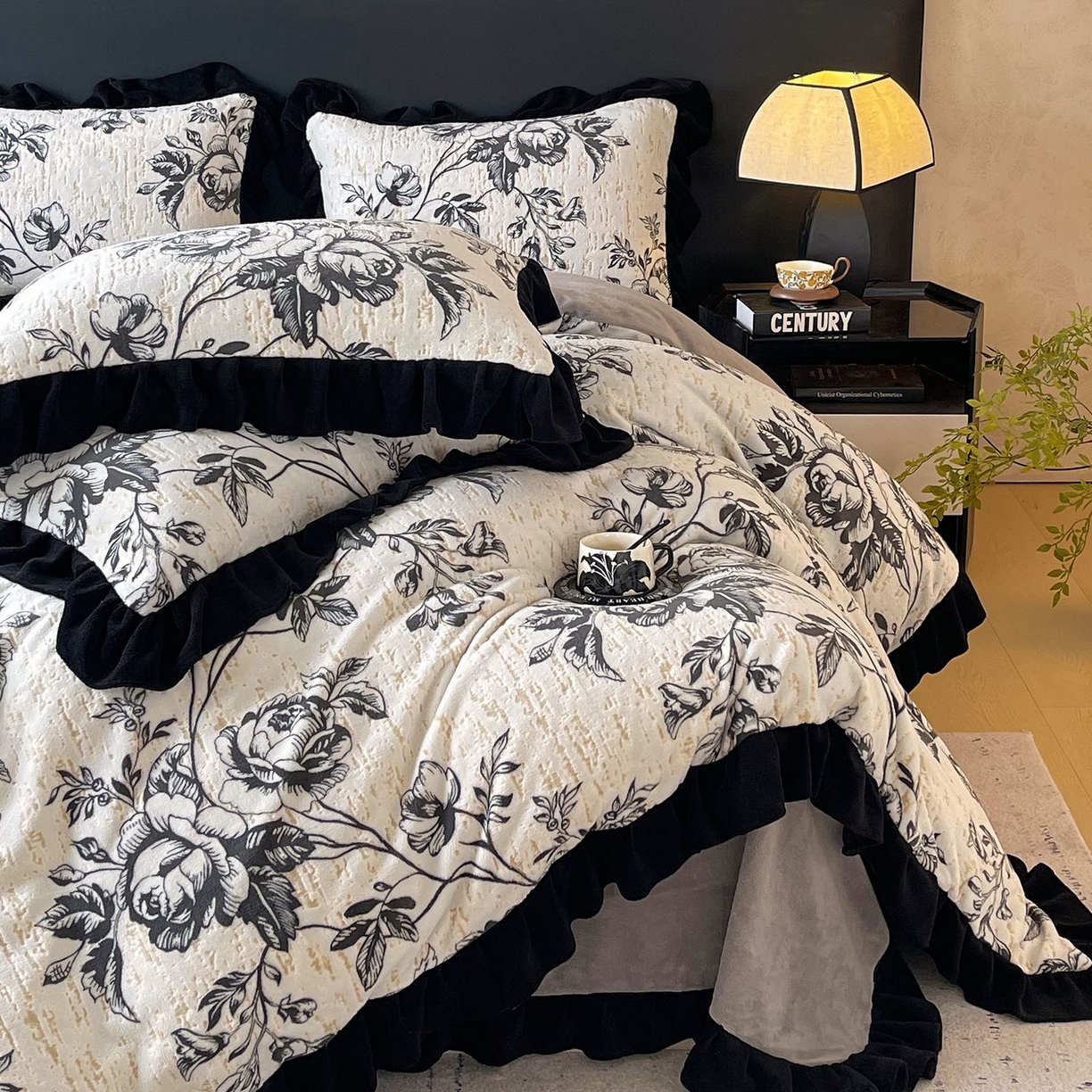 91家纺网 家纺一手货源 找家纺 蜜柚 2025新款秋冬琥珀系复古赫本轻法式高克重牛奶绒全消光立体浮雕数码印花ins风提花保暖四件套 林间絮语