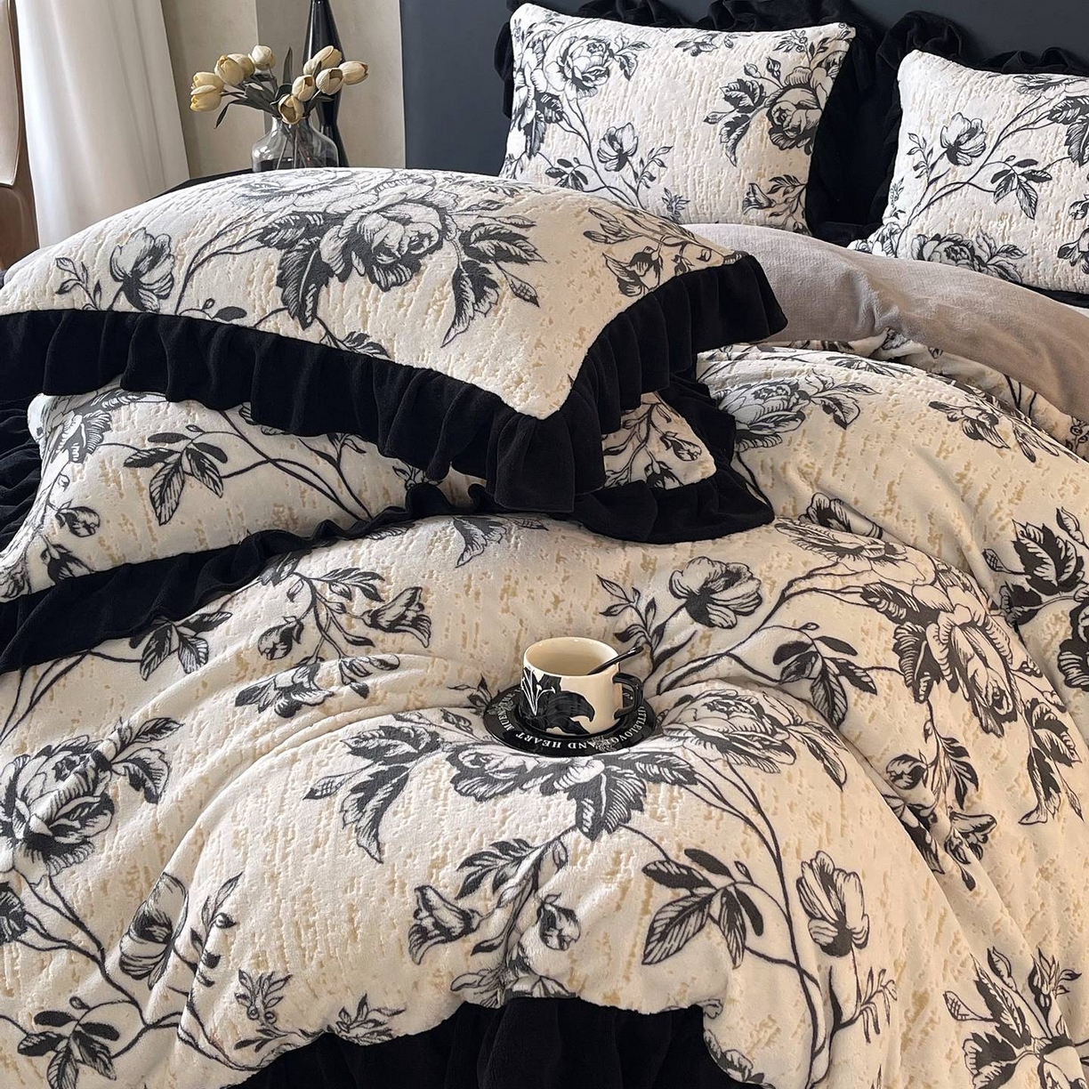 91家纺网 家纺一手货源 找家纺 蜜柚 2025新款秋冬琥珀系复古赫本轻法式高克重牛奶绒全消光立体浮雕数码印花ins风提花保暖四件套 林间絮语