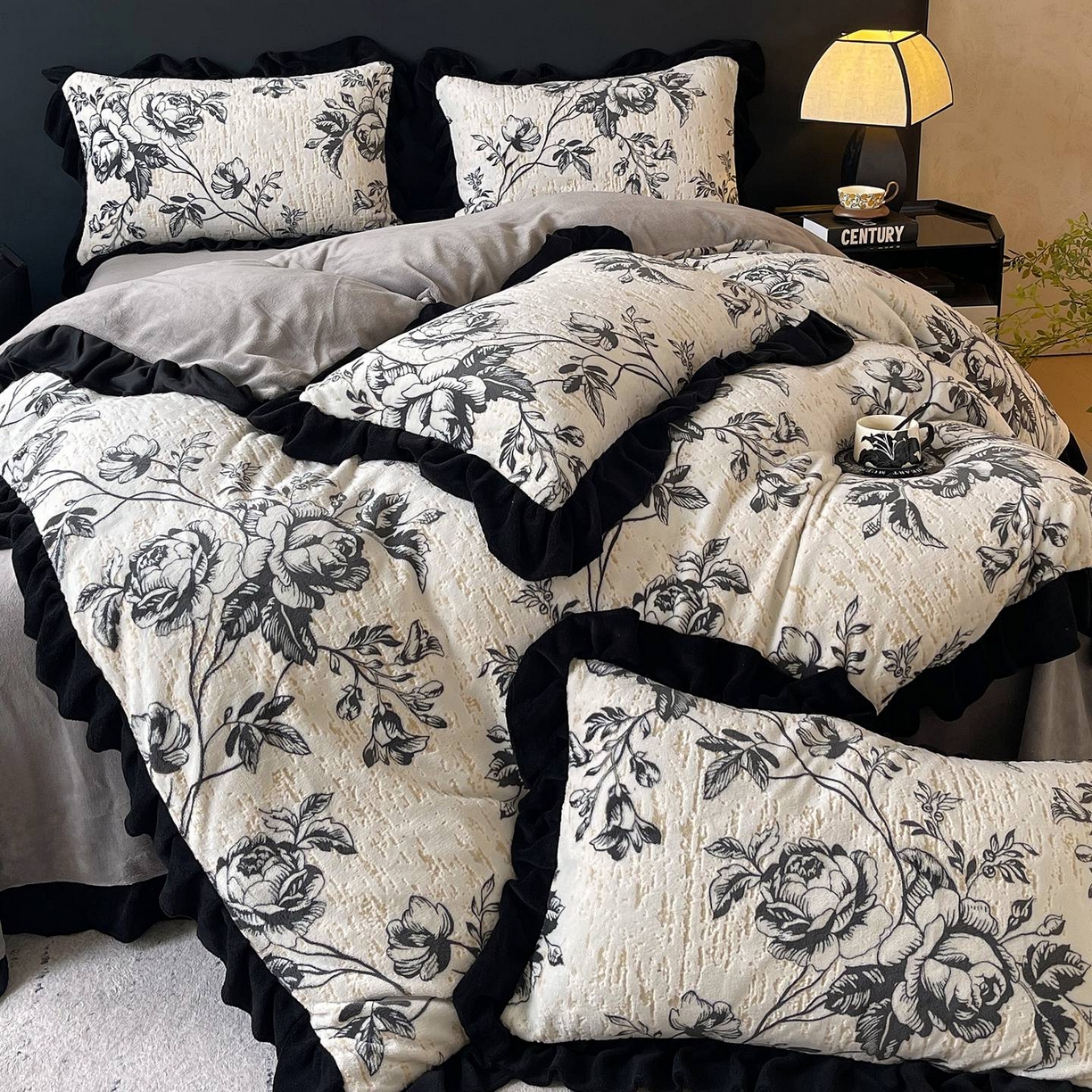 91家纺网 家纺一手货源 找家纺 蜜柚 2025新款秋冬琥珀系复古赫本轻法式高克重牛奶绒全消光立体浮雕数码印花ins风提花保暖四件套 林间絮语