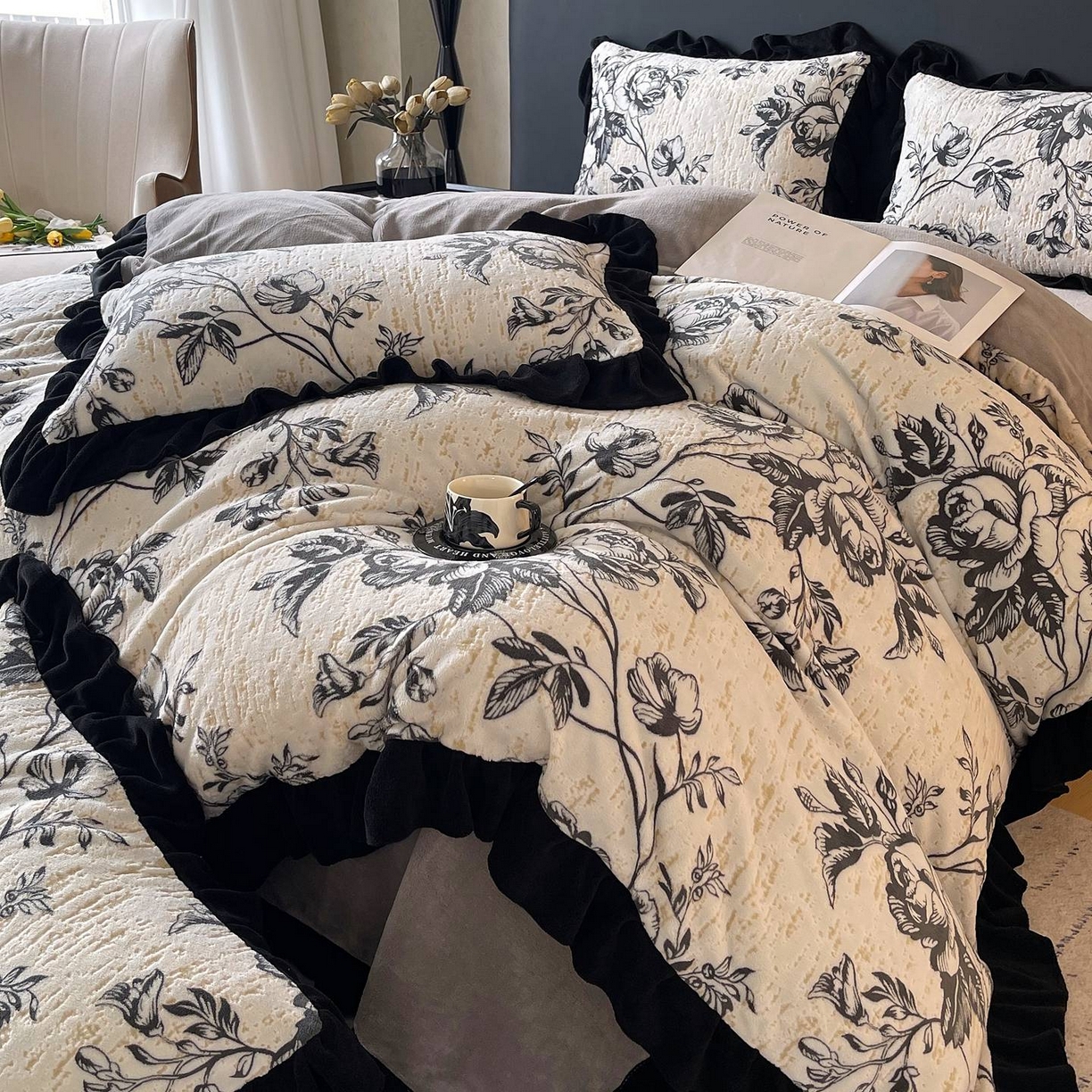 91家纺网 家纺一手货源 找家纺 蜜柚 2025新款秋冬琥珀系复古赫本轻法式高克重牛奶绒全消光立体浮雕数码印花ins风提花保暖四件套 林间絮语