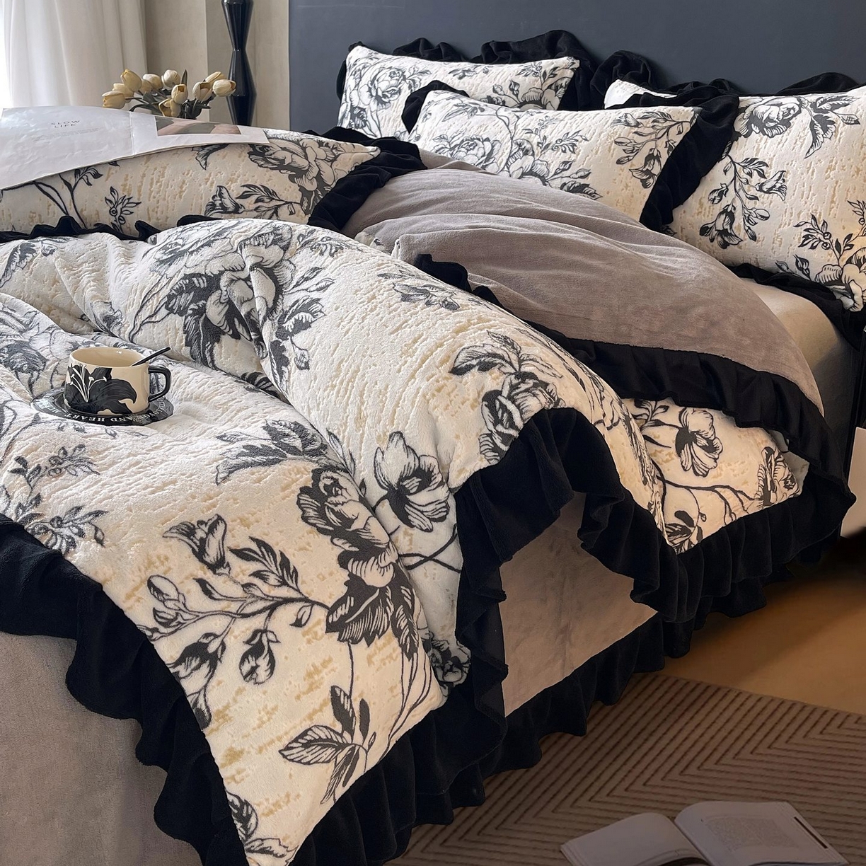 91家纺网 家纺一手货源 找家纺 蜜柚 2025新款秋冬琥珀系复古赫本轻法式高克重牛奶绒全消光立体浮雕数码印花ins风提花保暖四件套 林间絮语